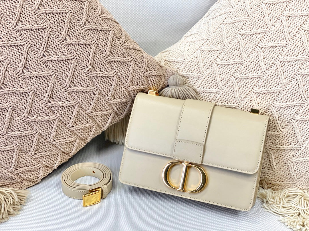 Часы Dior Montaigne 30 серии, 24 см, из телячьей кожи с гладким плетением и фурнитурой из расплавленного коричневого золота.