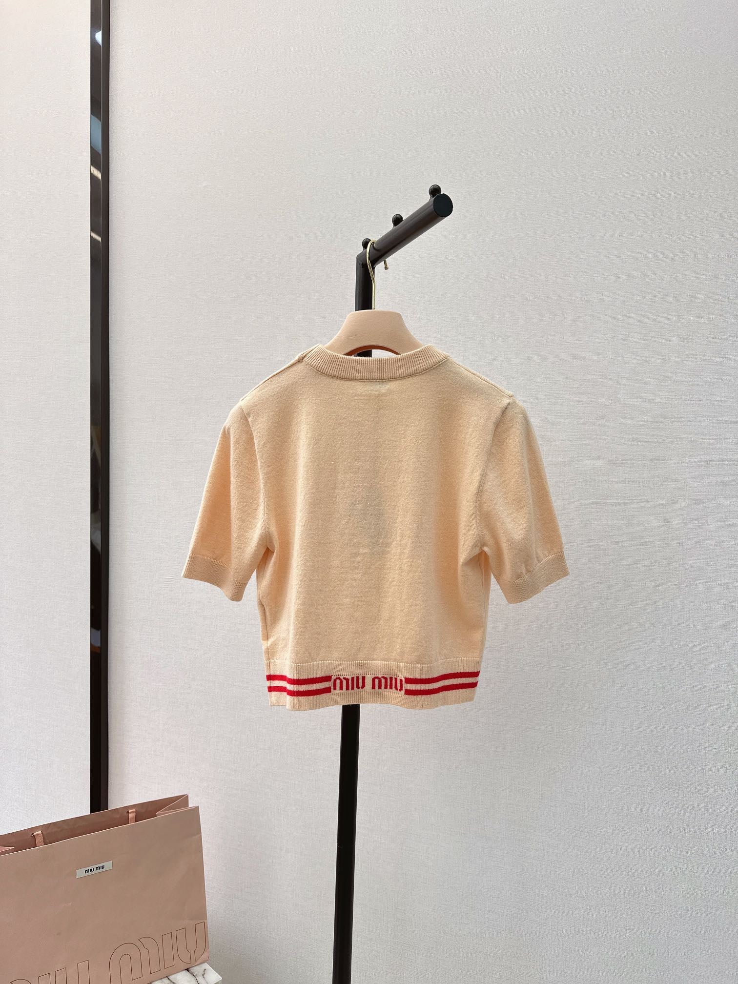 Miu Miu - 2404 - Новинка сезона весна/лето: классический пуловер с круглым вырезом и плиссированная юбка.