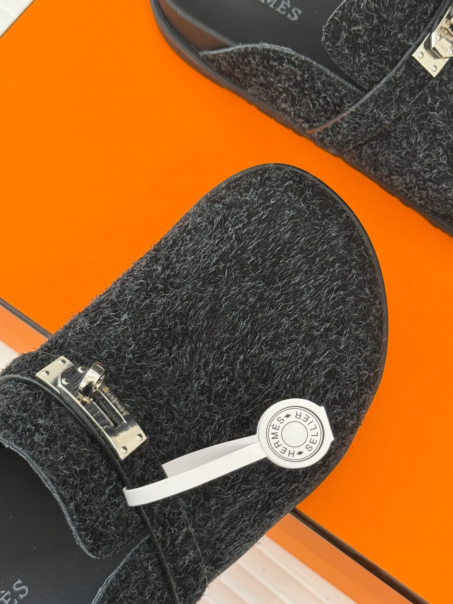 Классические тапочки Hermes Kelly Buckbeak 2024 года — темно-серые.