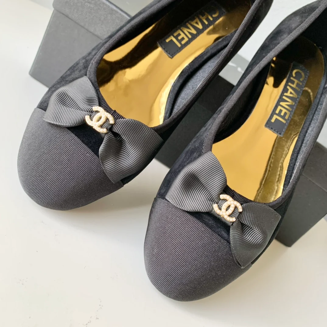 Замшевые туфли Chanel с бантом - черные