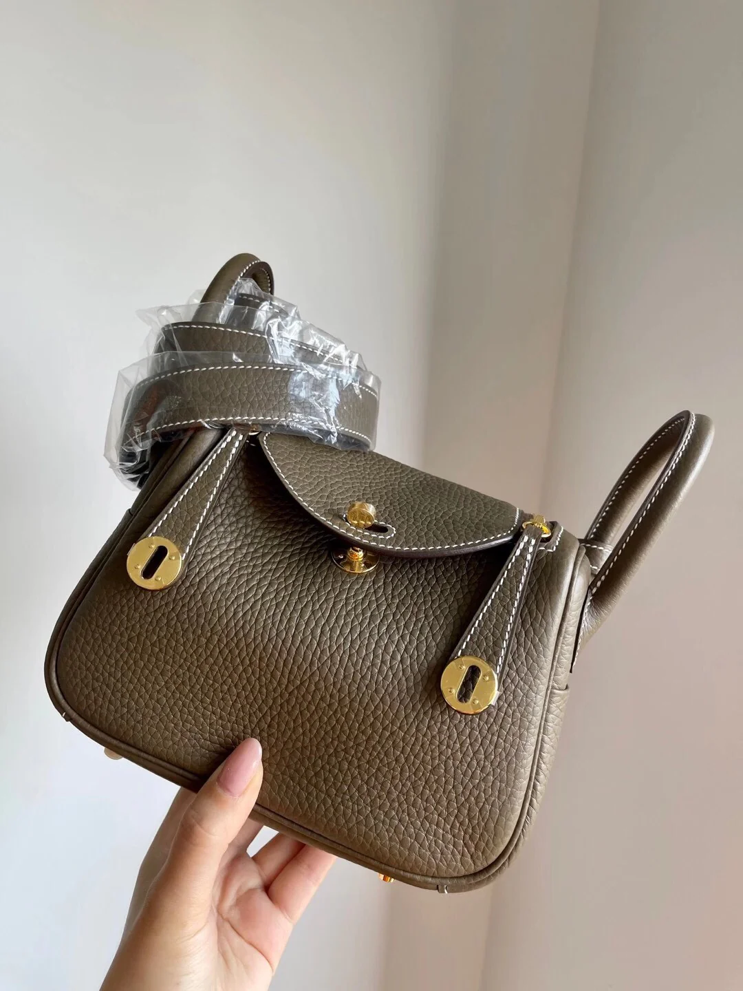 Hermes Lindy Миниатюрная пряжка серого цвета с изображением слона