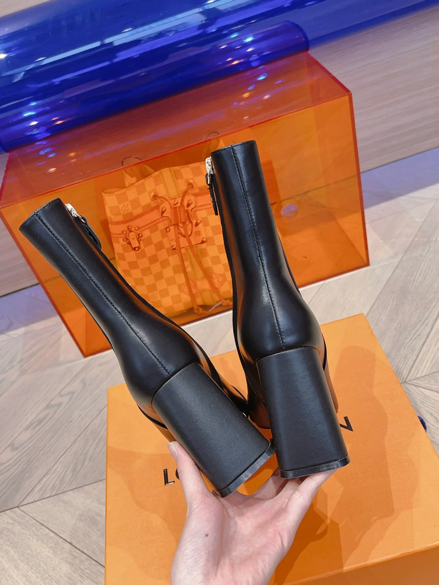 Новинка сезона осень/зима 2023 от LV — ботильоны с подиума — ботильоны на массивном высоком каблуке — матовый черный