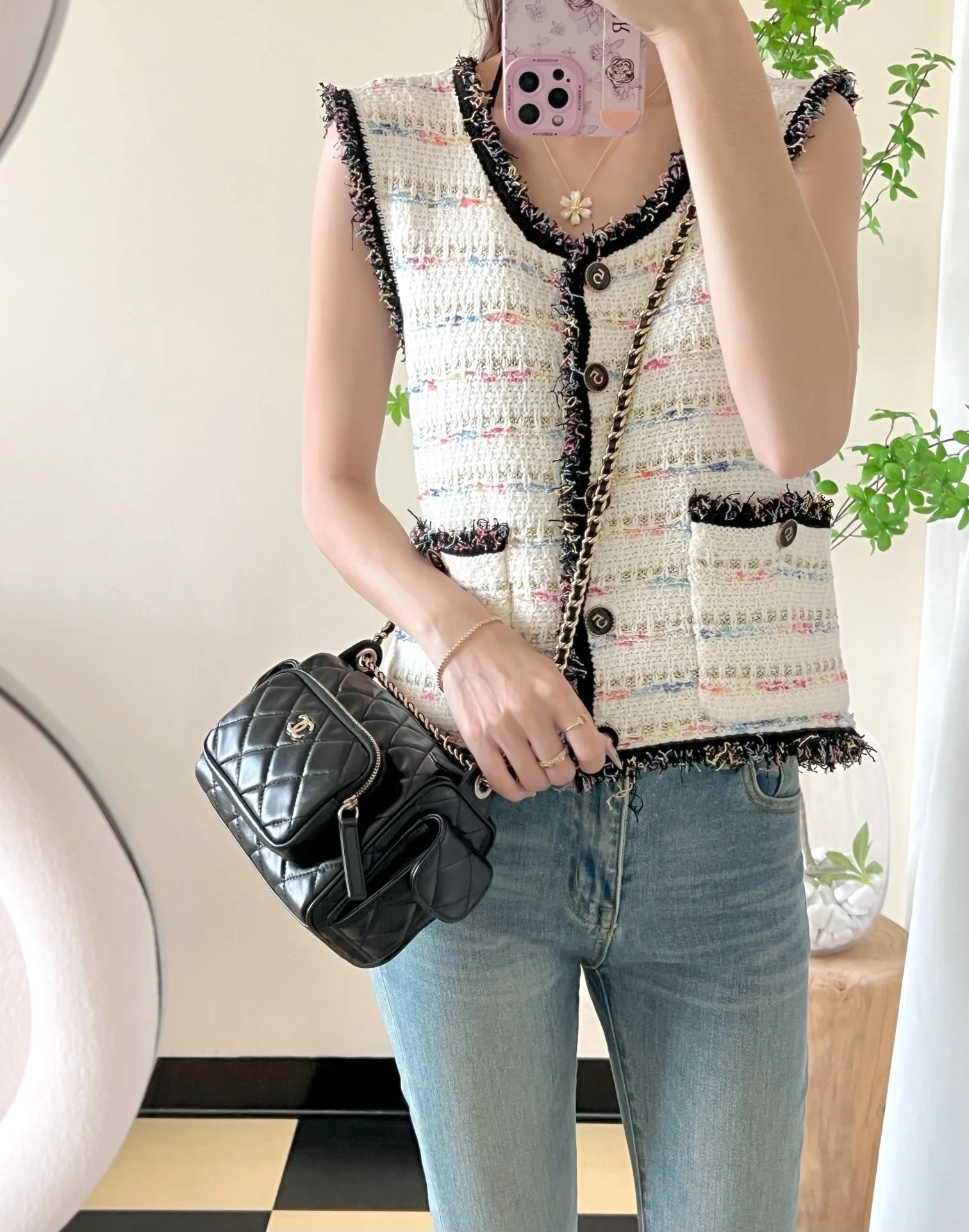 Сумка для фотоаппарата Chanel с двумя карманами из 24-каратного золота, маленькая, черная.