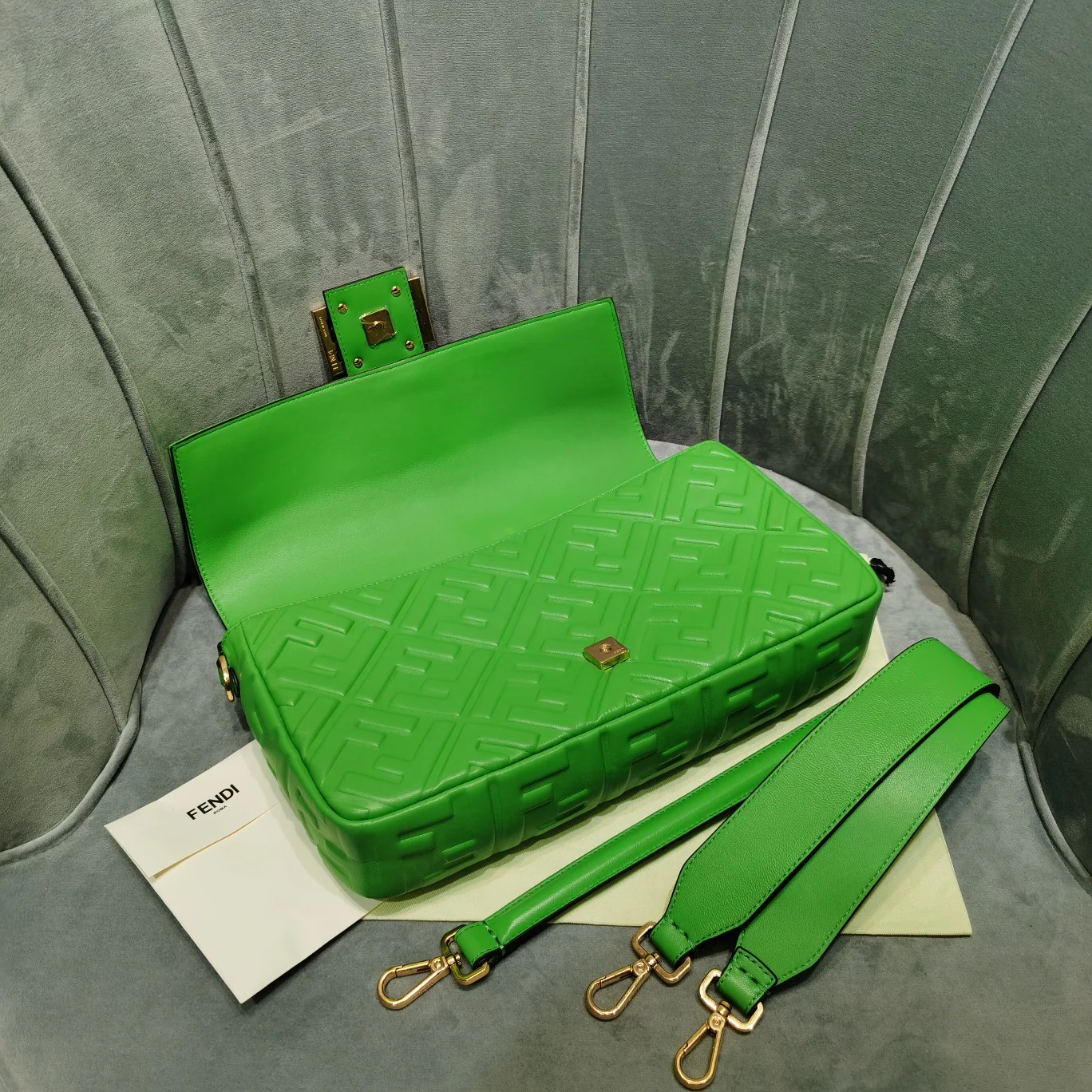 Сумка-багет Fendi Baguette средней длины из зеленой кожи.
