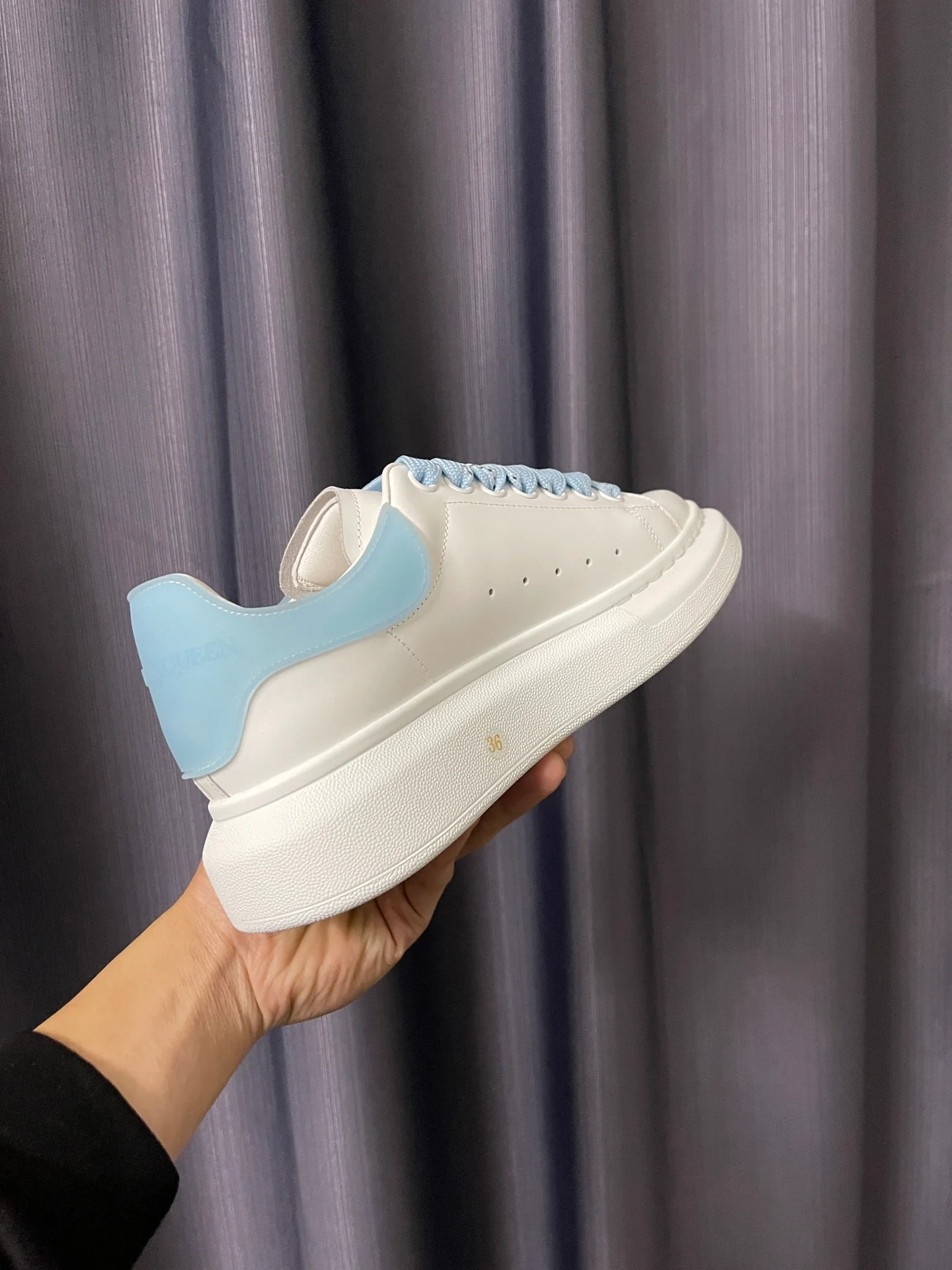 Классические белые кроссовки McQueen - унисекс - прозрачная голубая гелевая подошва