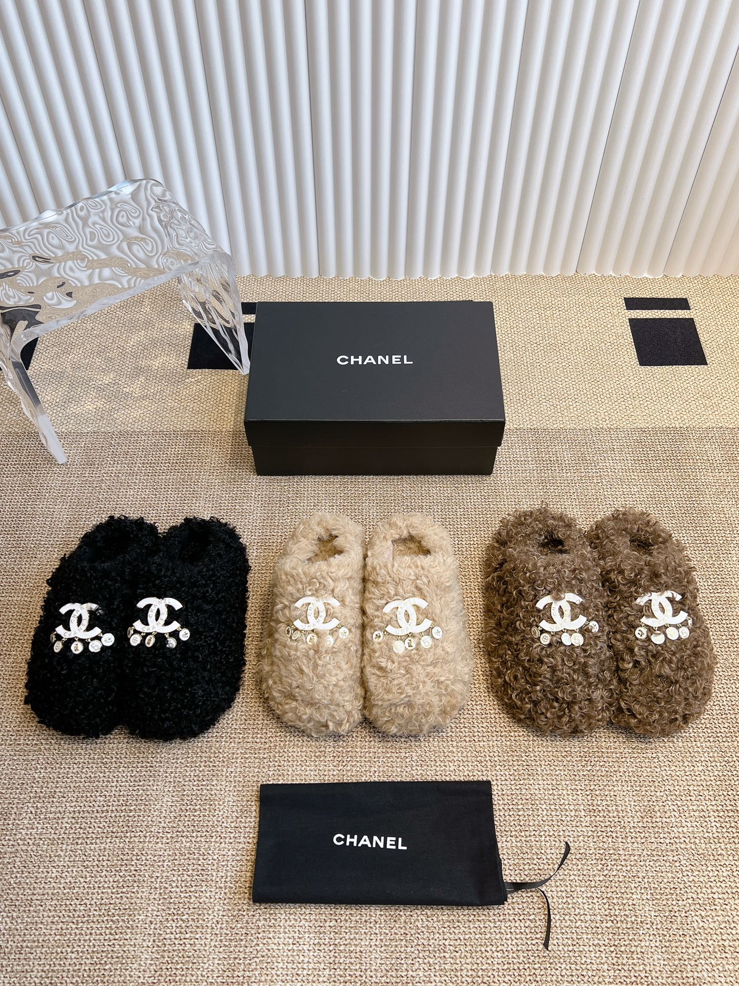 Меховые тапочки Chanel 2024 — изображение из коллекции