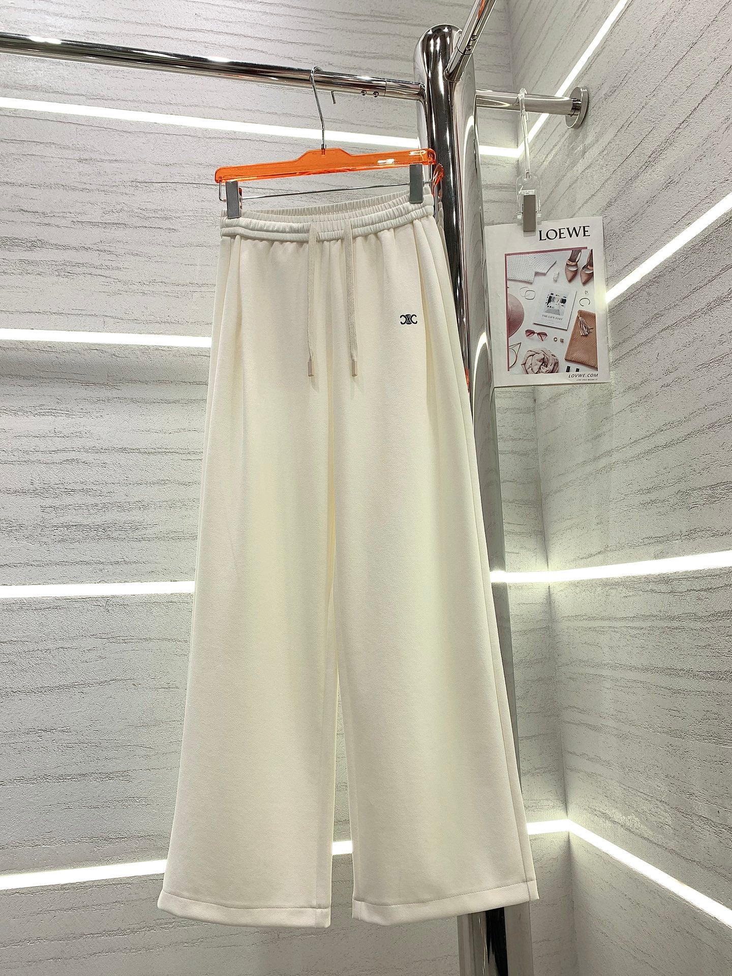 Celine-2403 Новые повседневные брюки с широкими штанинами и вышитой этикеткой, плиссированным дизайном.