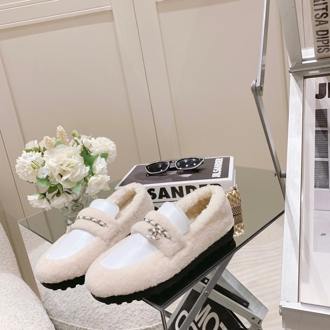 Весенняя коллекция Chanel 2022 — Балетки из лоскутков овечьей шерсти — Белые