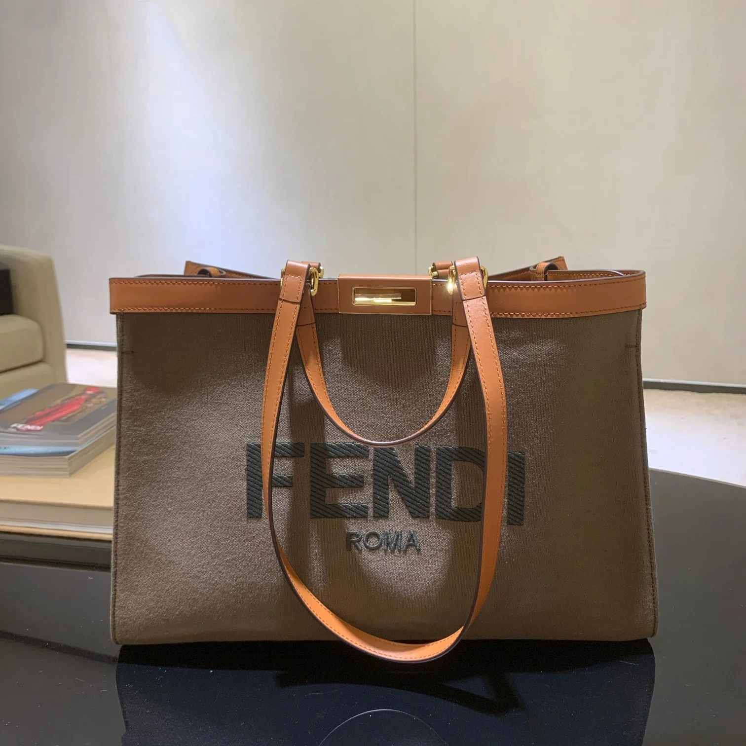 Сумка-тоут Fendi Peekaboo с холщовой ручкой