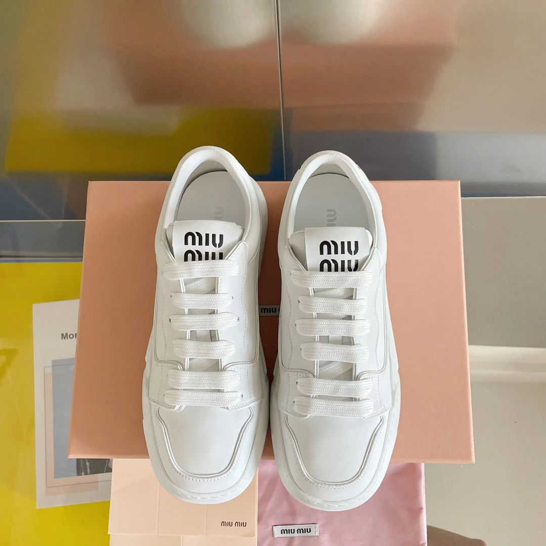 Новые поступления коллекции Miu Miu весна/лето 2023 - Ретро-кроссовки в стиле ?грязные штаны? - Белые кроссовки на платформе