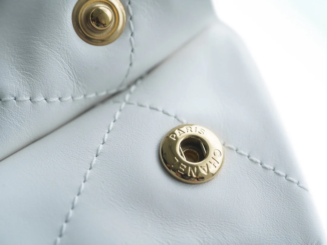 Сумка Chanel 22p 22bag, маленькая, белая, с золотой пряжкой.