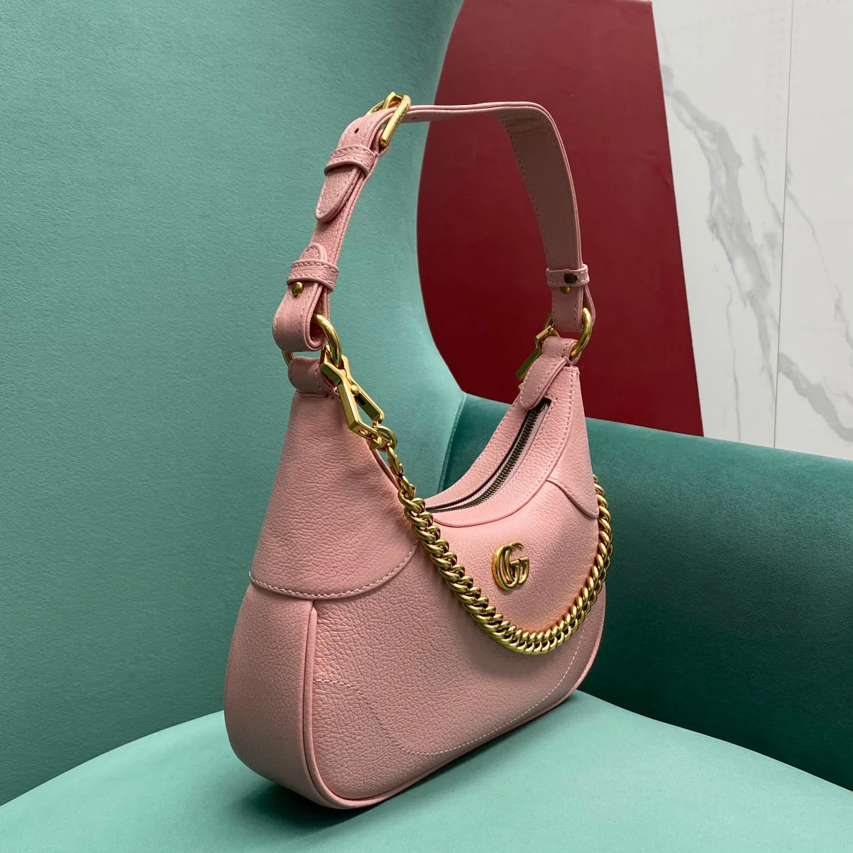 Сумка Gucci на цепочке через плечо - розовая