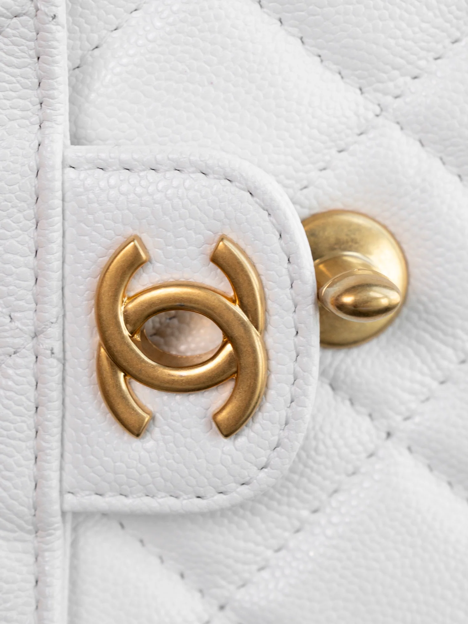 Мини-сумочка Chanel с ручкой и клапаном, белая.