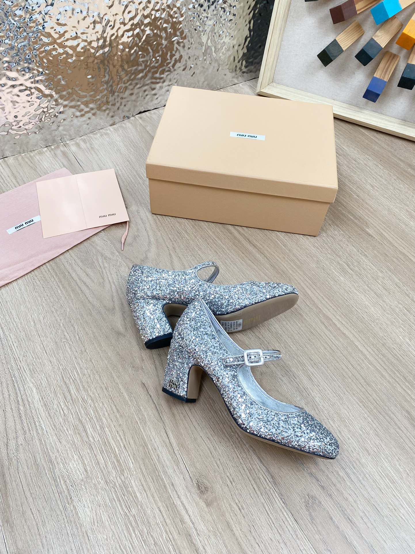 Новинка весны 2023 года от Miu Miu - Туфли на массивном каблуке Greta из лакированной кожи - Серебристые