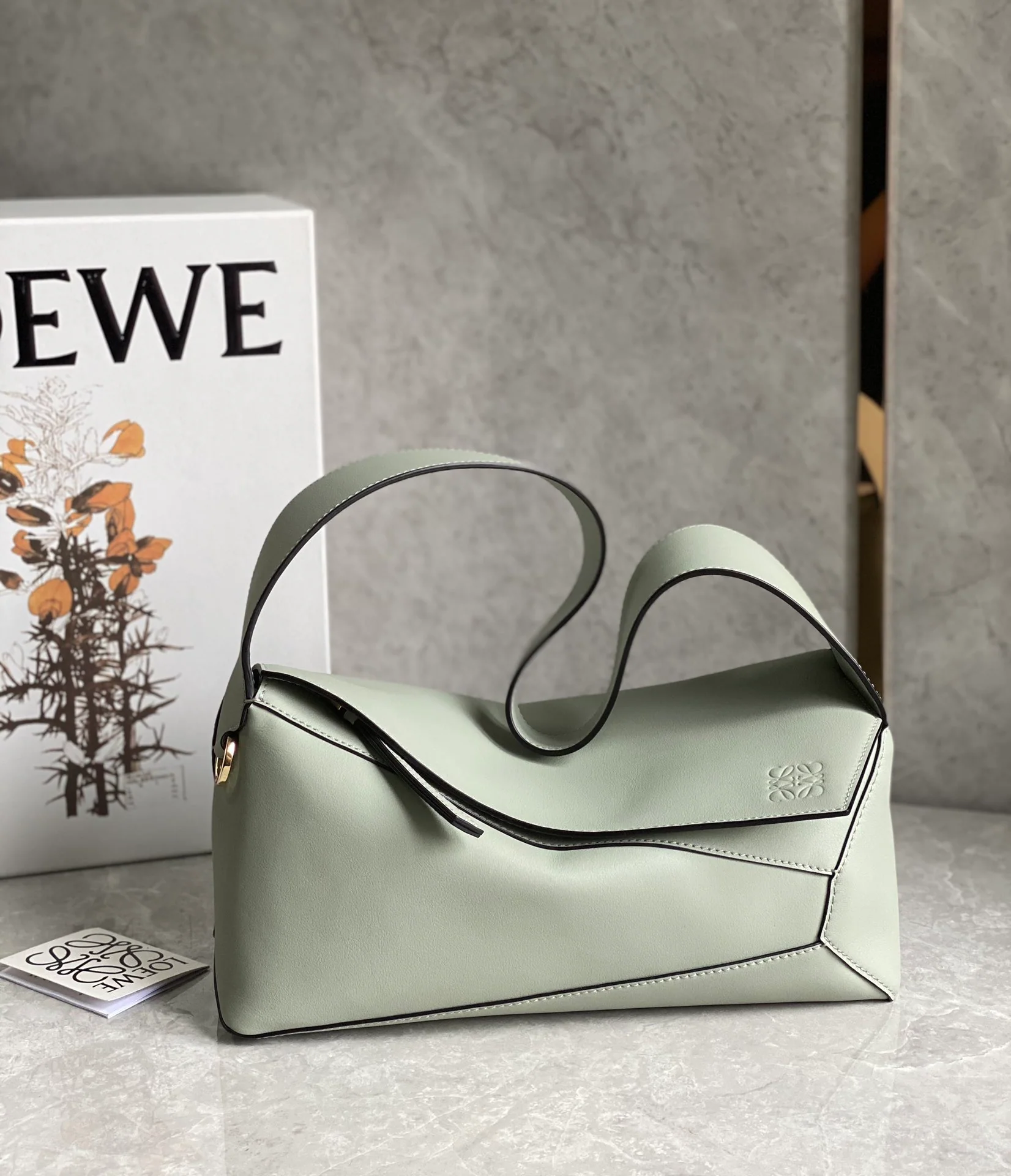 Сумка-хобо Loewe Puzzle — телячья кожа наппа — светло-зеленая
