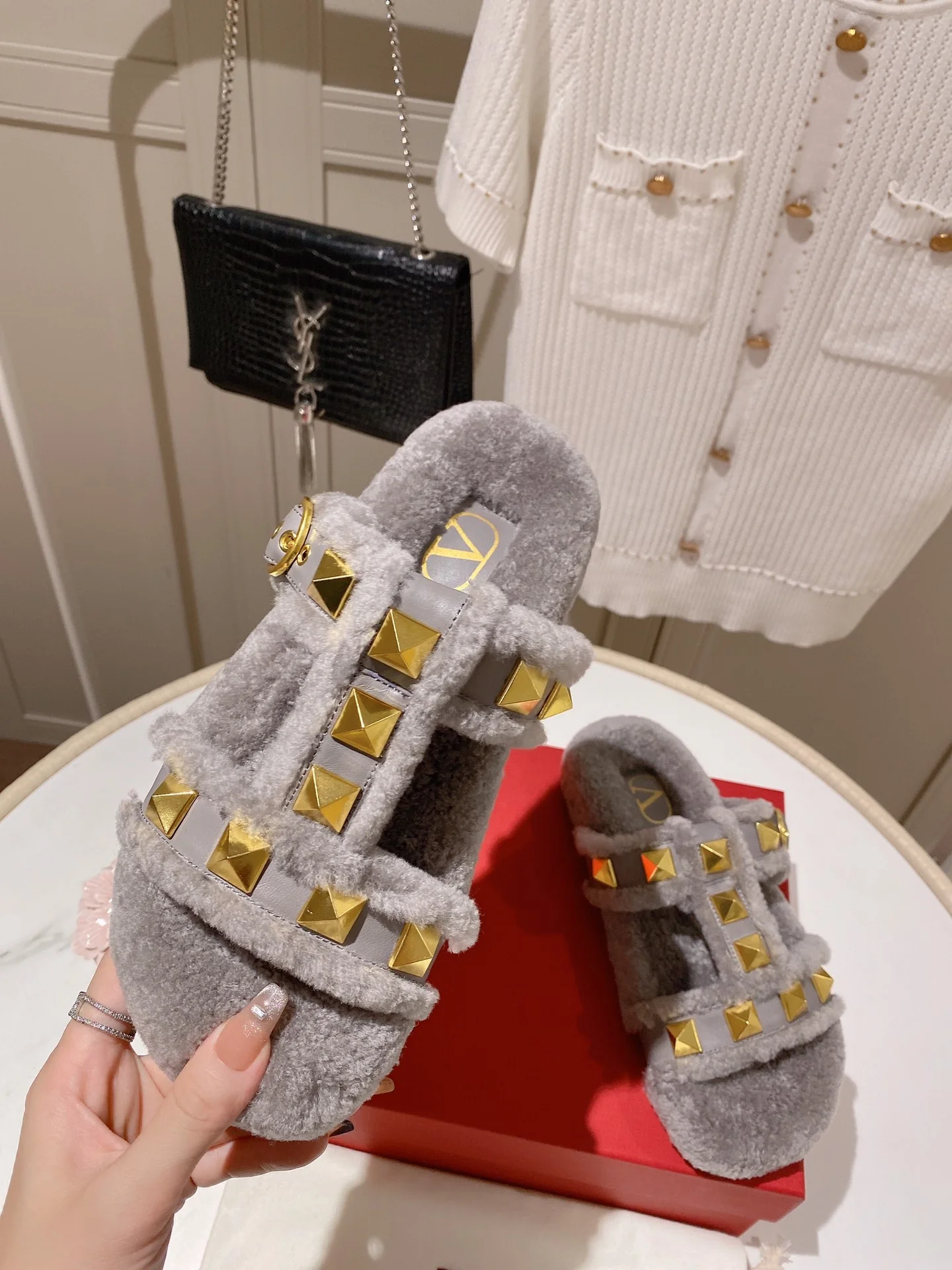 Новинка сезона осень/зима 2022 от Valentino - Шерстяные тапочки - Серые