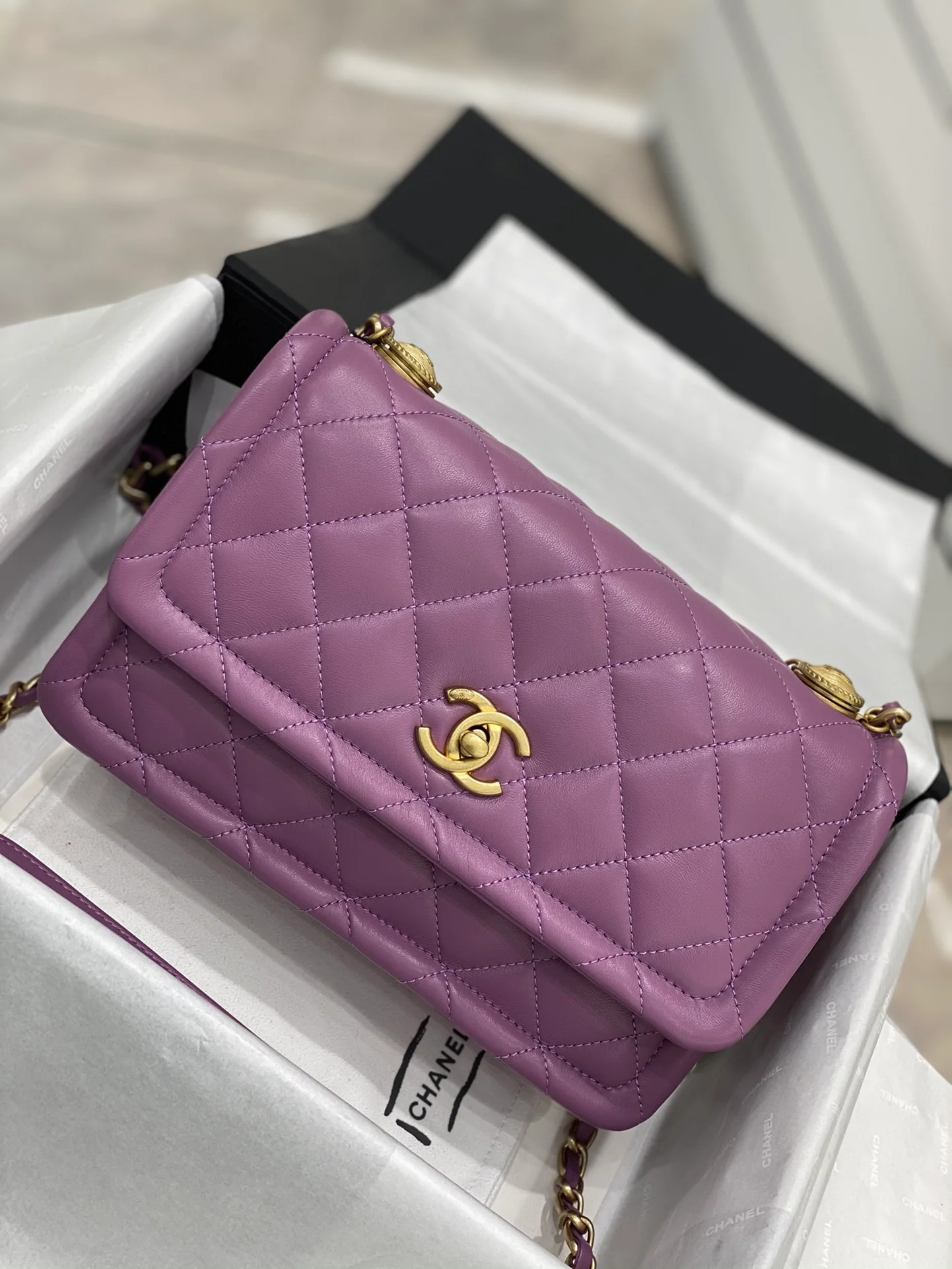 Классическая коллекция Chanel CF - Новинка сезона осень/зима 2020 - Кожа ягненка с золотой пряжкой - Фиолетовый