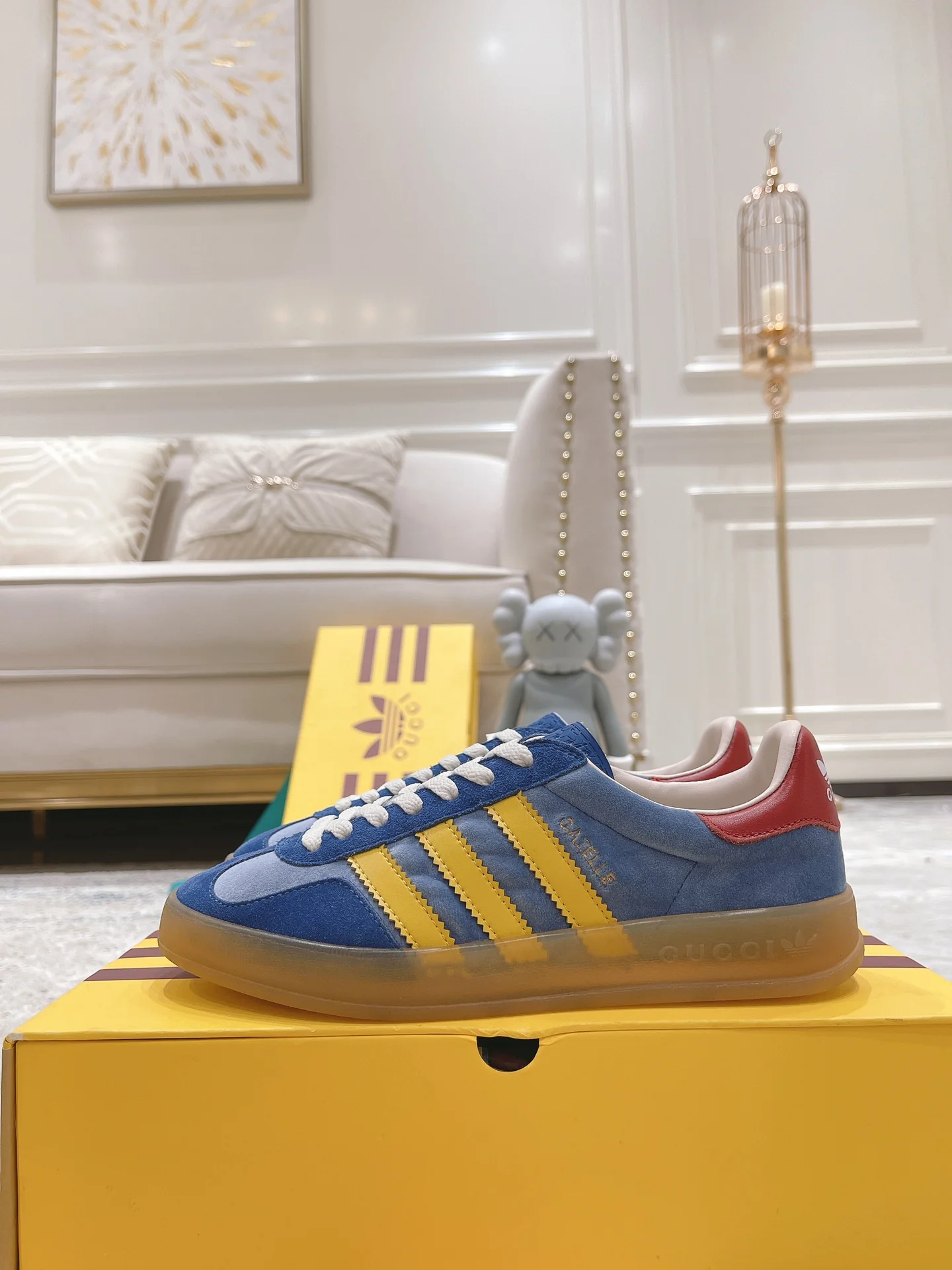 Новинки осенне-зимней коллекции Gucci 2022 — образ с подиума Недели моды — немецкие кроссовки для тренировок — коллаборация.