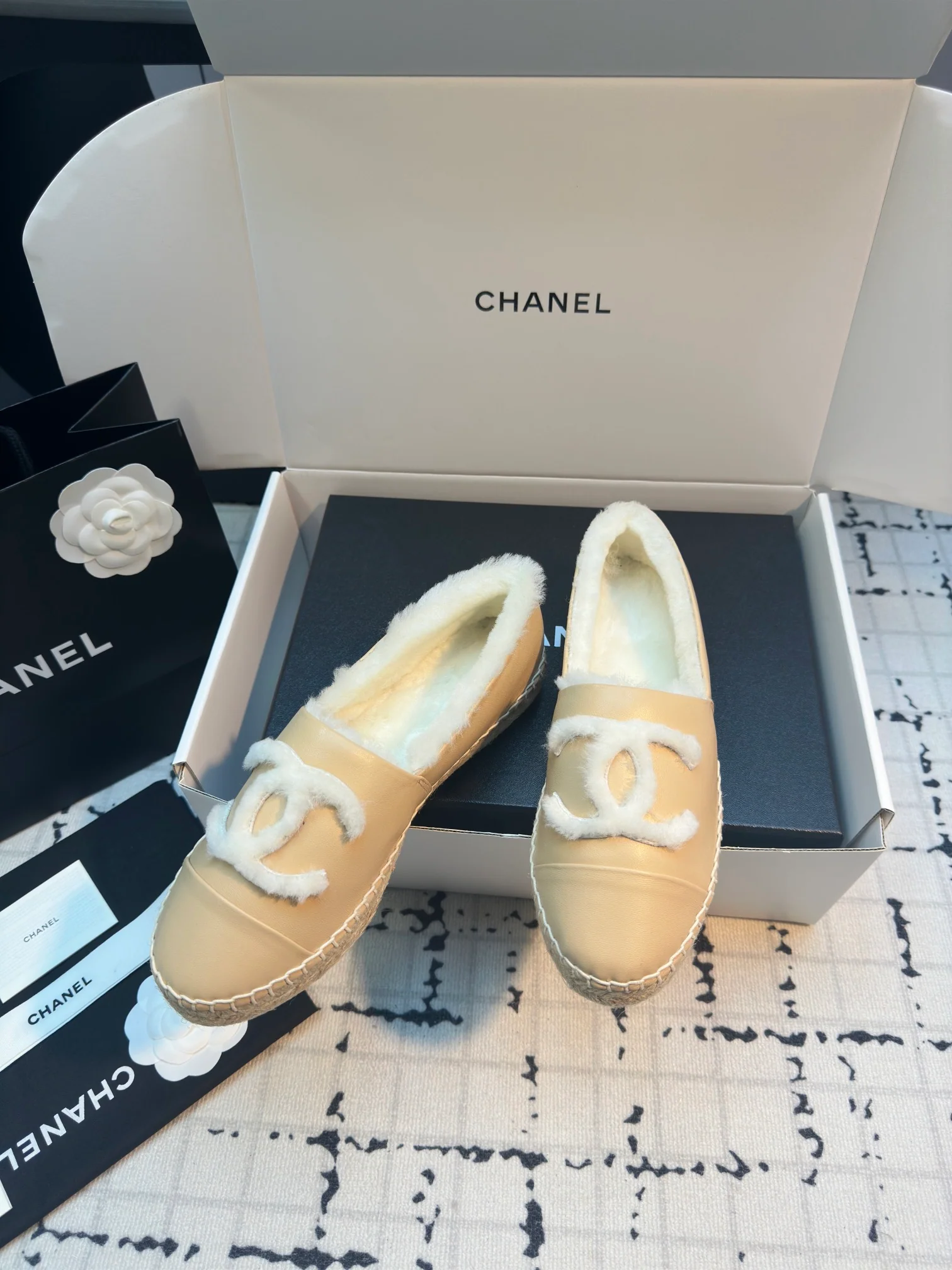 Мягкие рыбацкие туфли Chanel 2024 года — цвет ?Молочный чай?.