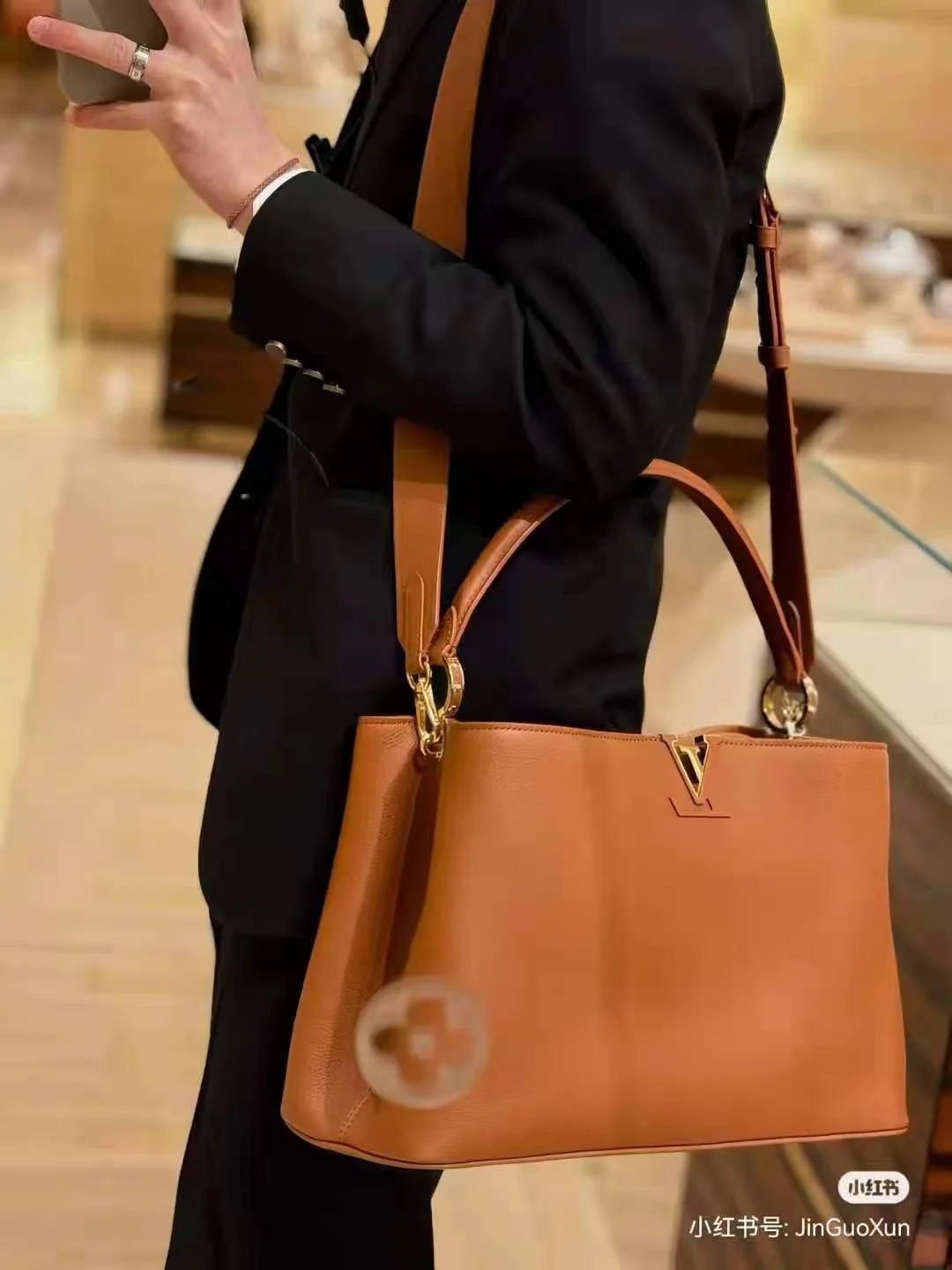 m24067-LV-Capucines Большая сумка, коричневая с золотой фурнитурой