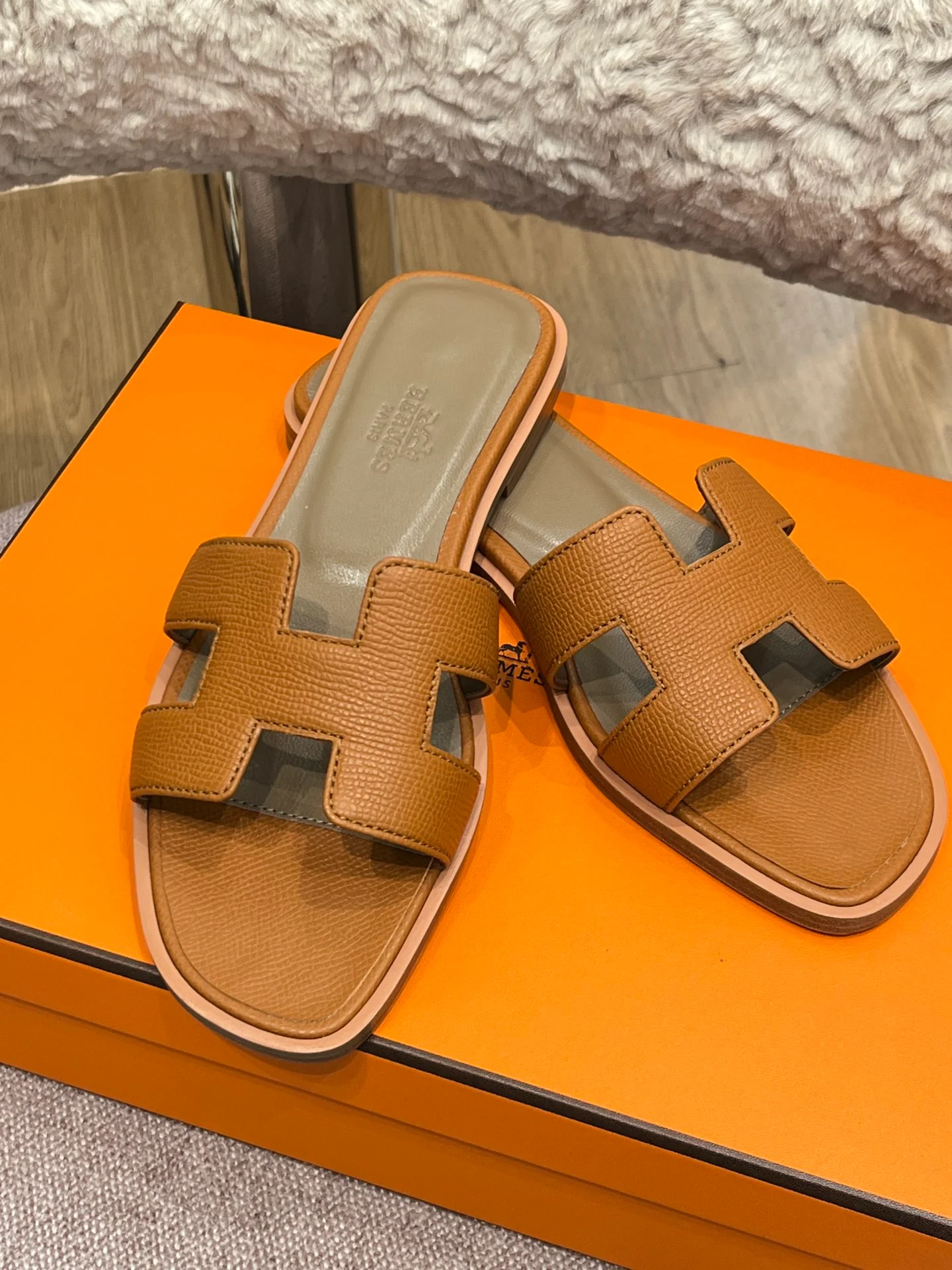 Новинка сезона весна/лето 2022 от Hermes - сандалии на плоской подошве