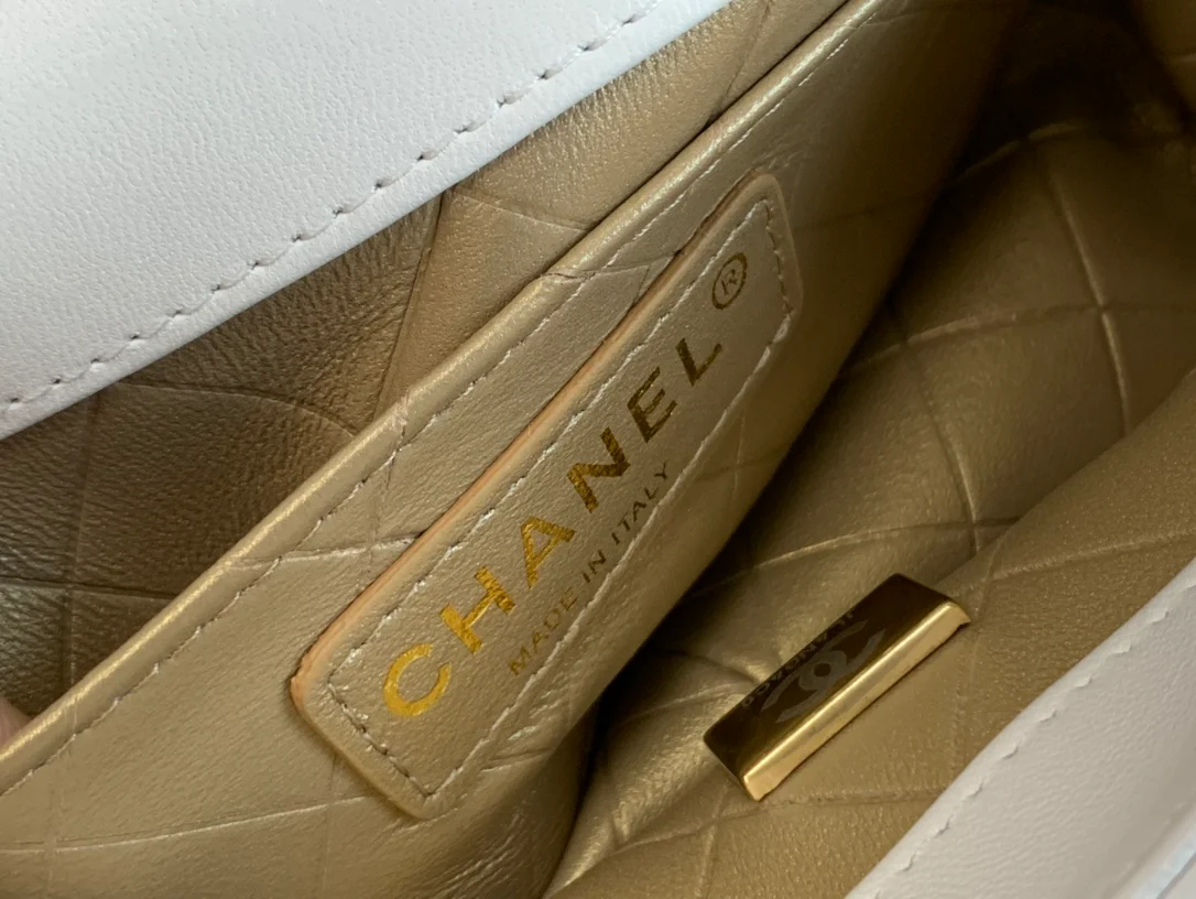 Новинка сезона осень/зима 2022 от Chanel - сумка с клапаном и значком - 18 см