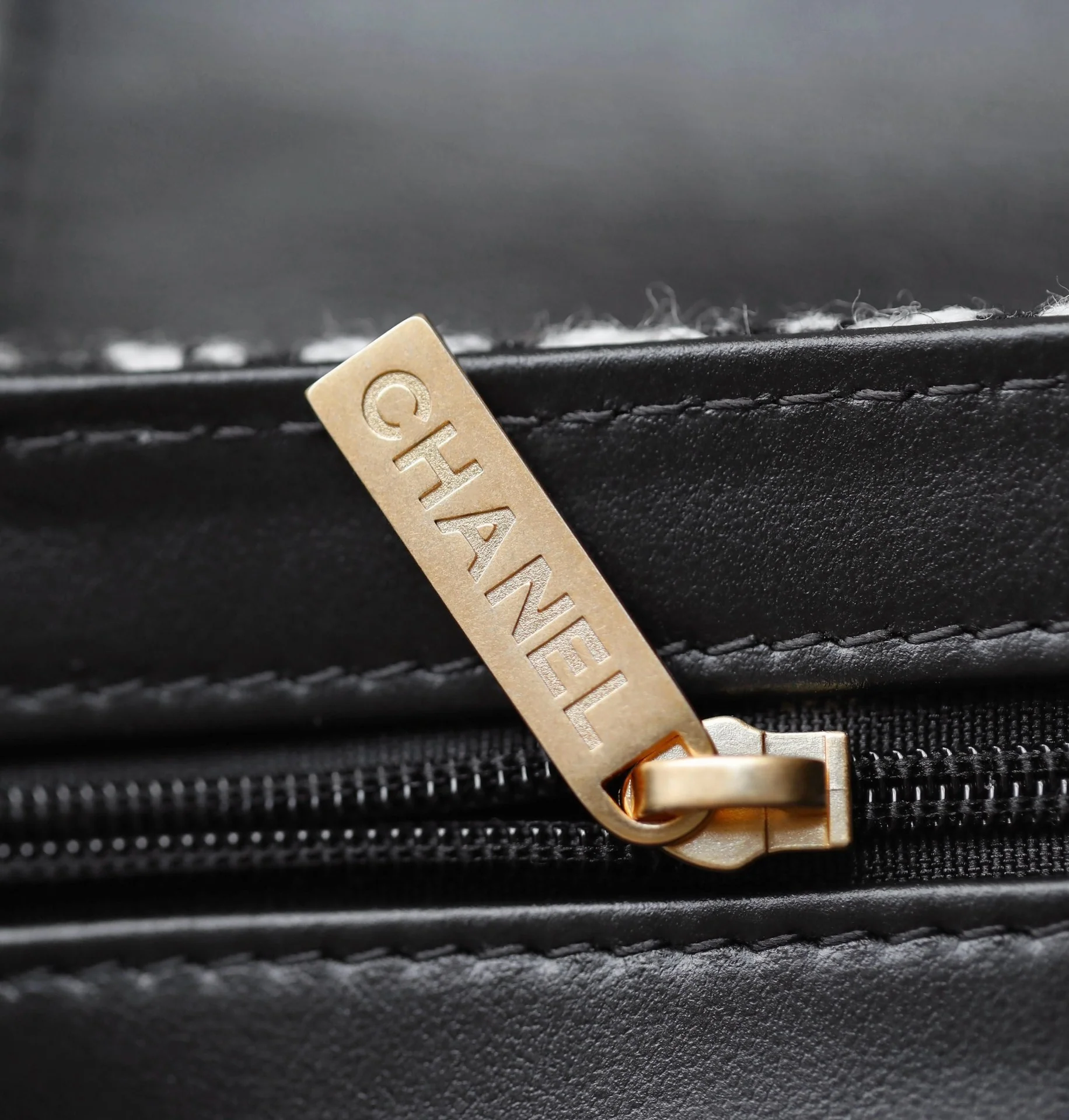 Сумка Chanel Kelly на цепочке с узором ?гусиная лапка?.