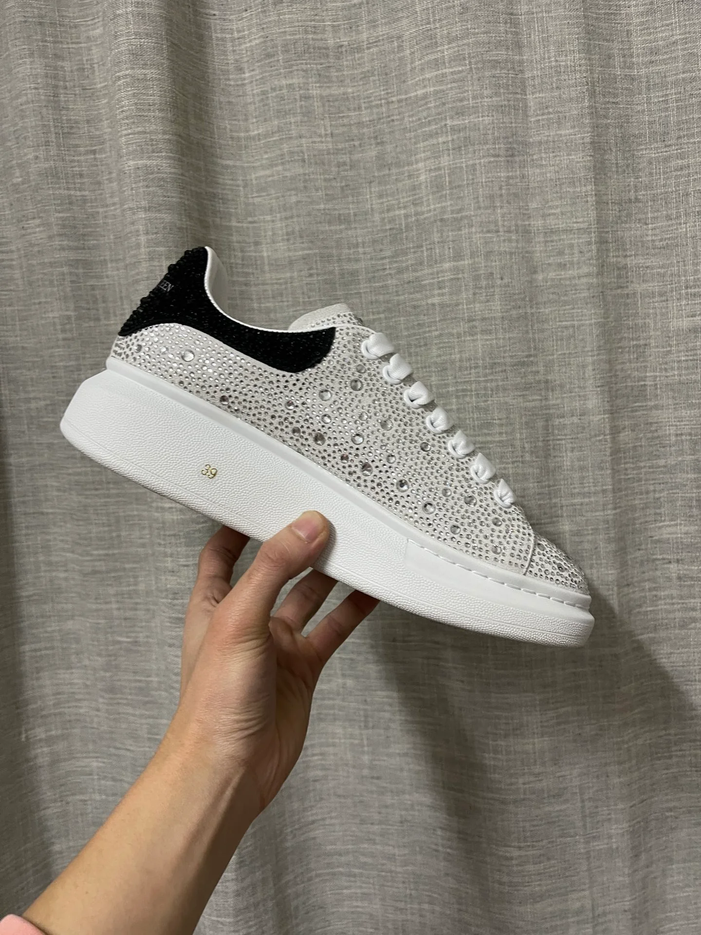 Классические белые кроссовки McQueen - унисекс - верх с белыми ромбами - каблук с черными ромбами - премиум-издание