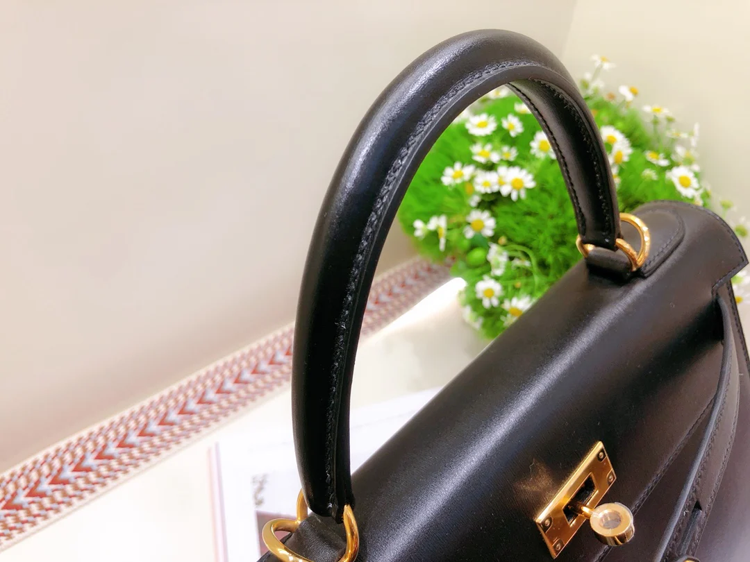 Сумка Hermes Kelly 28 Box из кожи, черная, с золотой пряжкой.