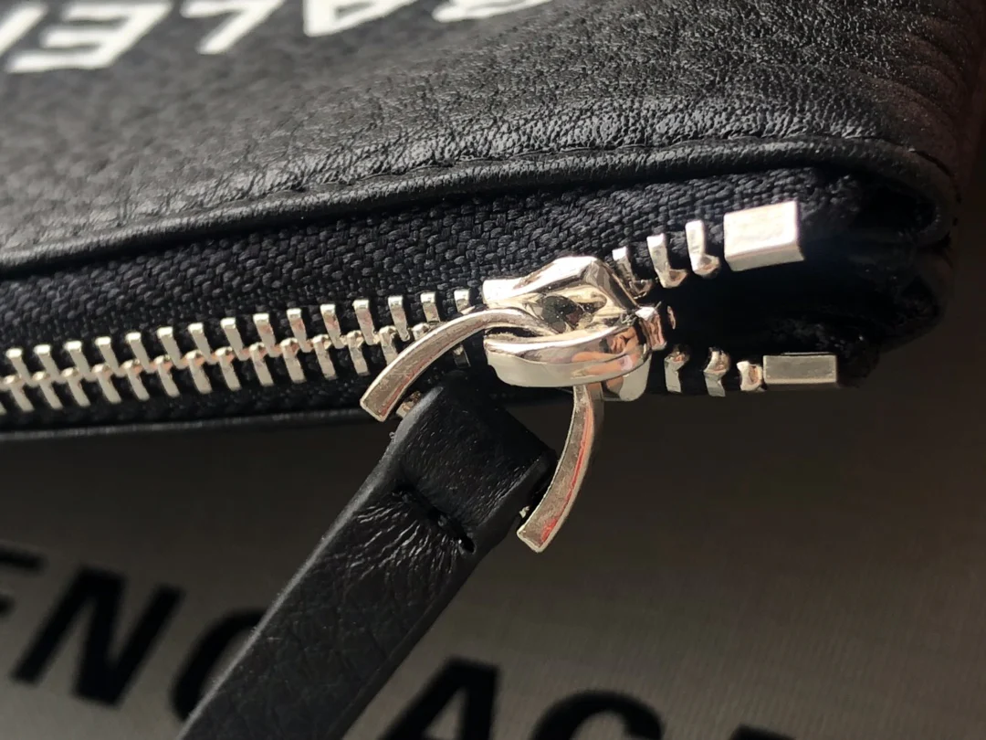 Balenciaga-一字拉链扁长夹／手拿包，可摊平放千元钞票