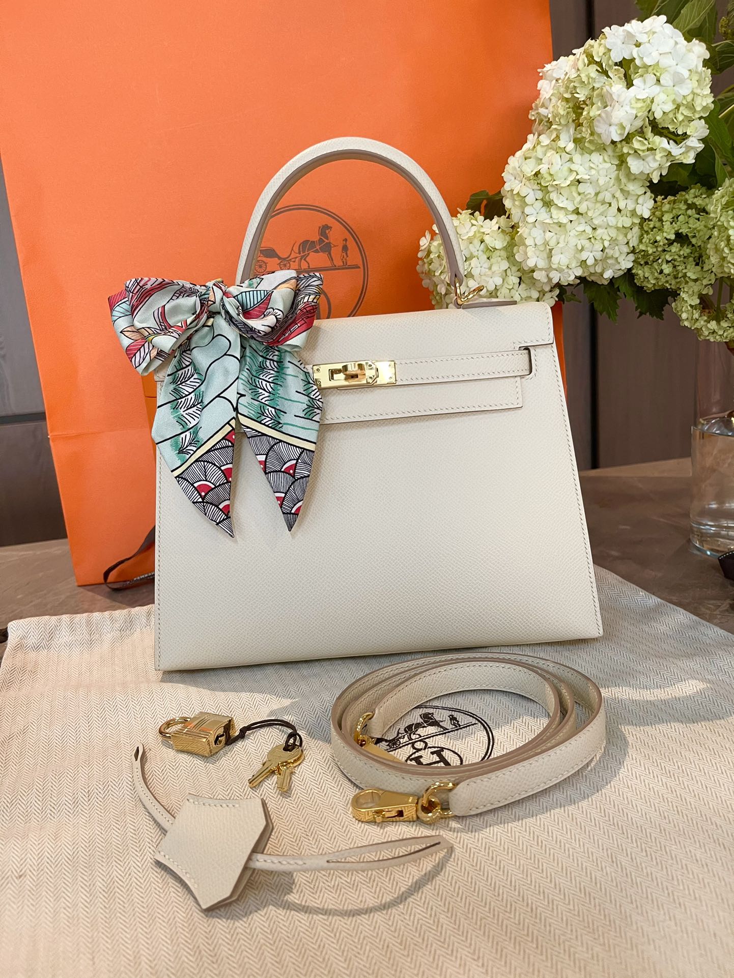 Пряжка Hermes Kelly 25 Epsom Milkshake из белого золота