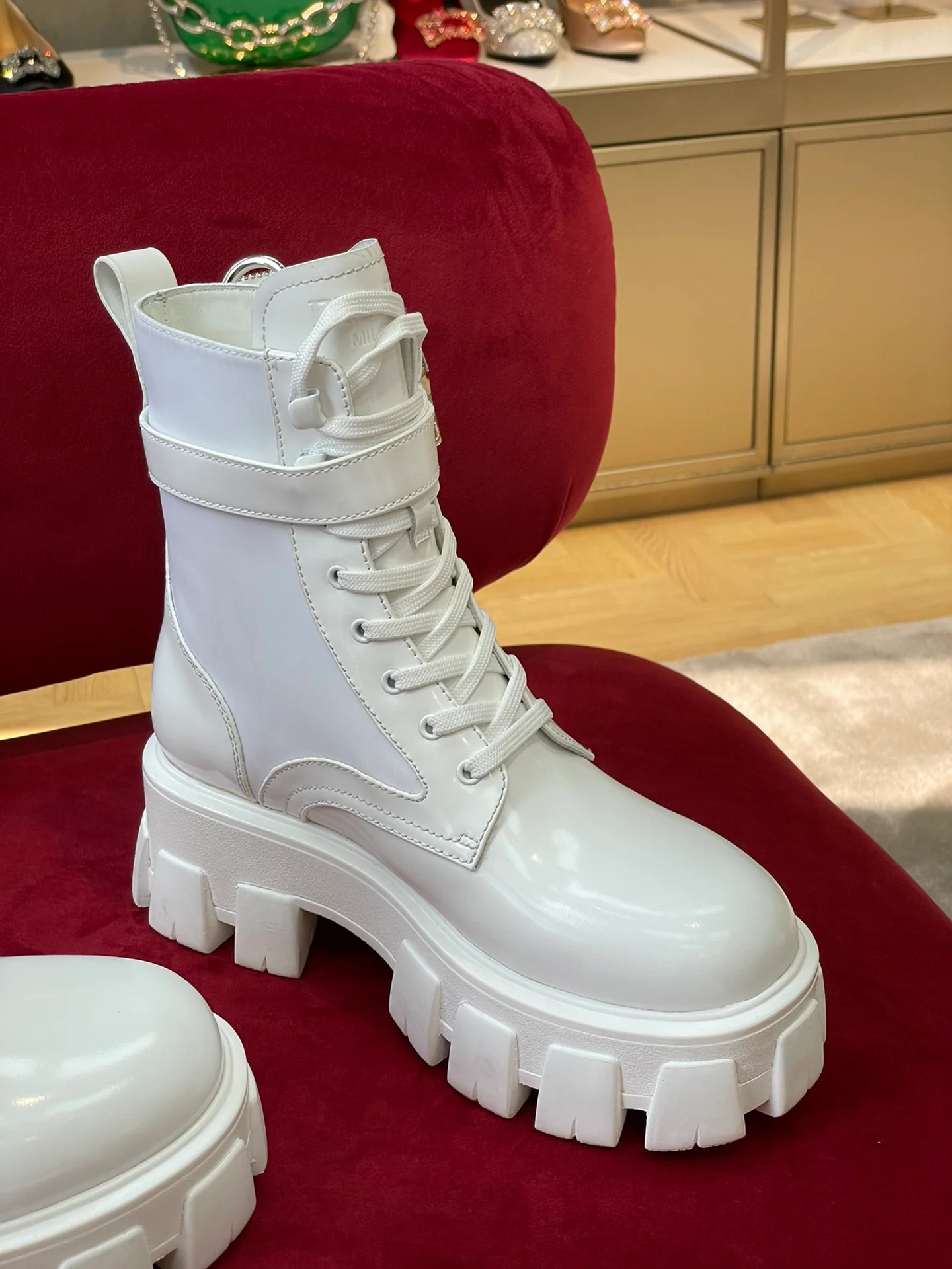 Новинка сезона осень/зима 2022 от Prada — классические тактические ботильоны — их носили Синди Ван, Ян Ми, Лю Вэнь и многие другие знаменитости.