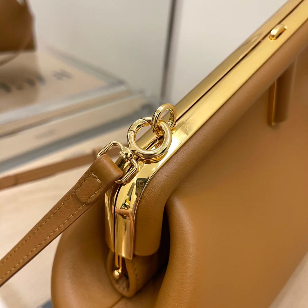 Сумка Fendi First из коричневой кожи - 1