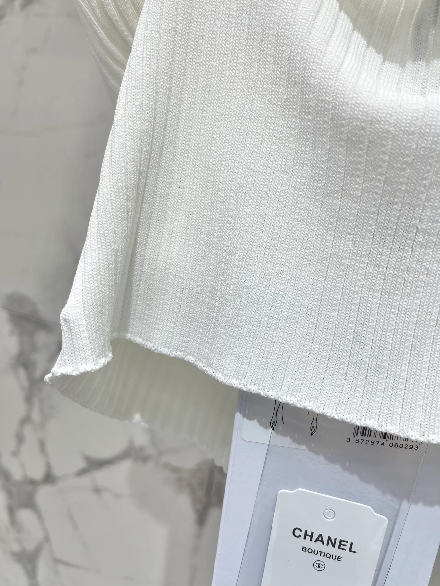 Chanel 2403-24 Летняя новинка: вязаная кофточка ручной работы с цепочкой, стильная и универсальная, белая.