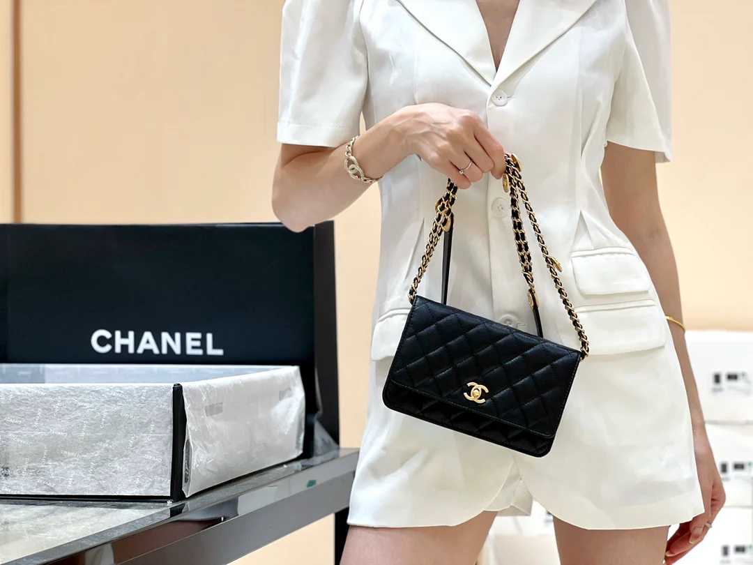 Сумка Chanel WOC с цепочкой и монетками — зернистая кожа — черная — фотографии в ношении.