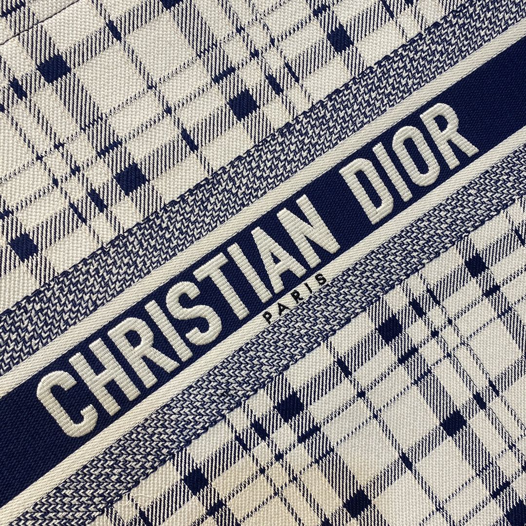 Сумка Dior Book Tote, большой размер 41-5 см, черно-белый клетчатый узор.
