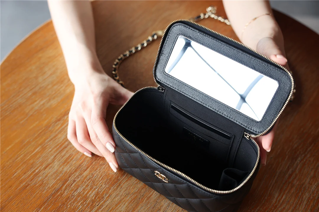 Chanel - квадратная сумка-коробочка с двойной цепочкой и буквой C