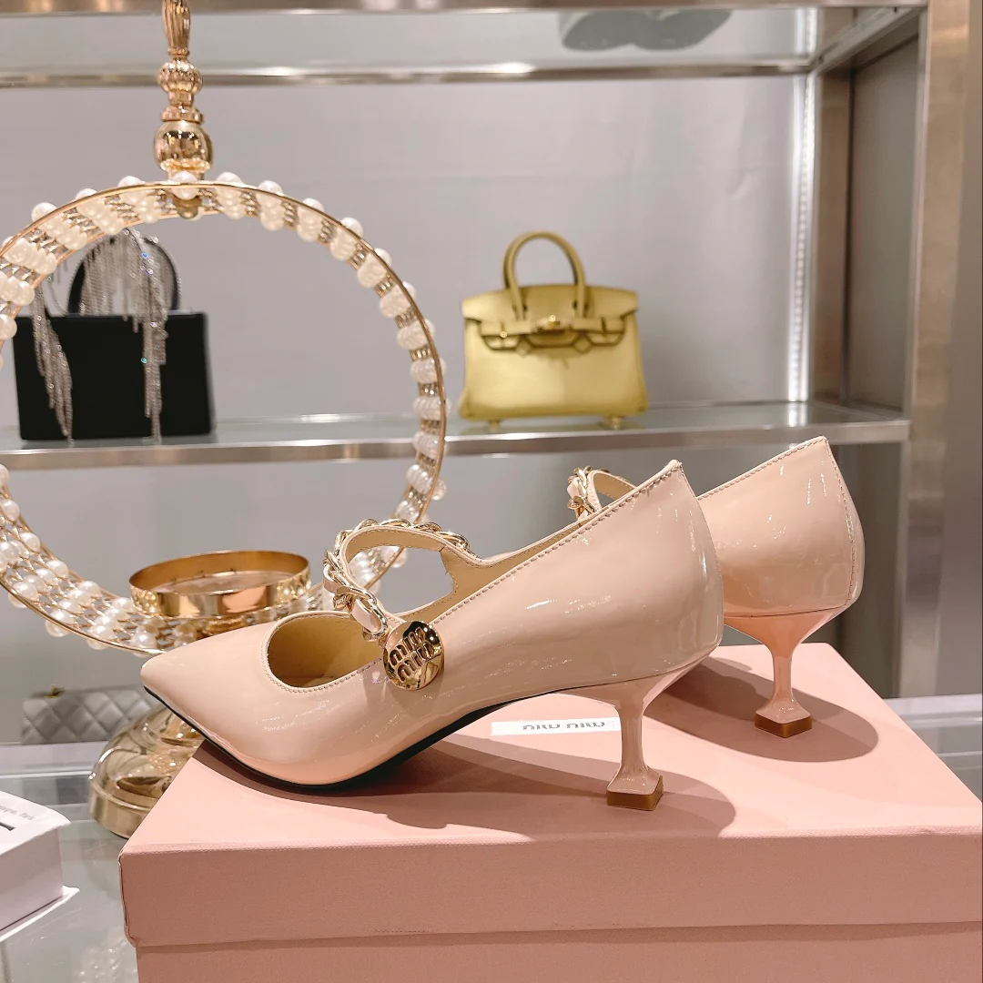 Новинка сезона осень/зима 2022 от Miu Miu - Туфли на каблуке с острым носком и разрезом - Розовые