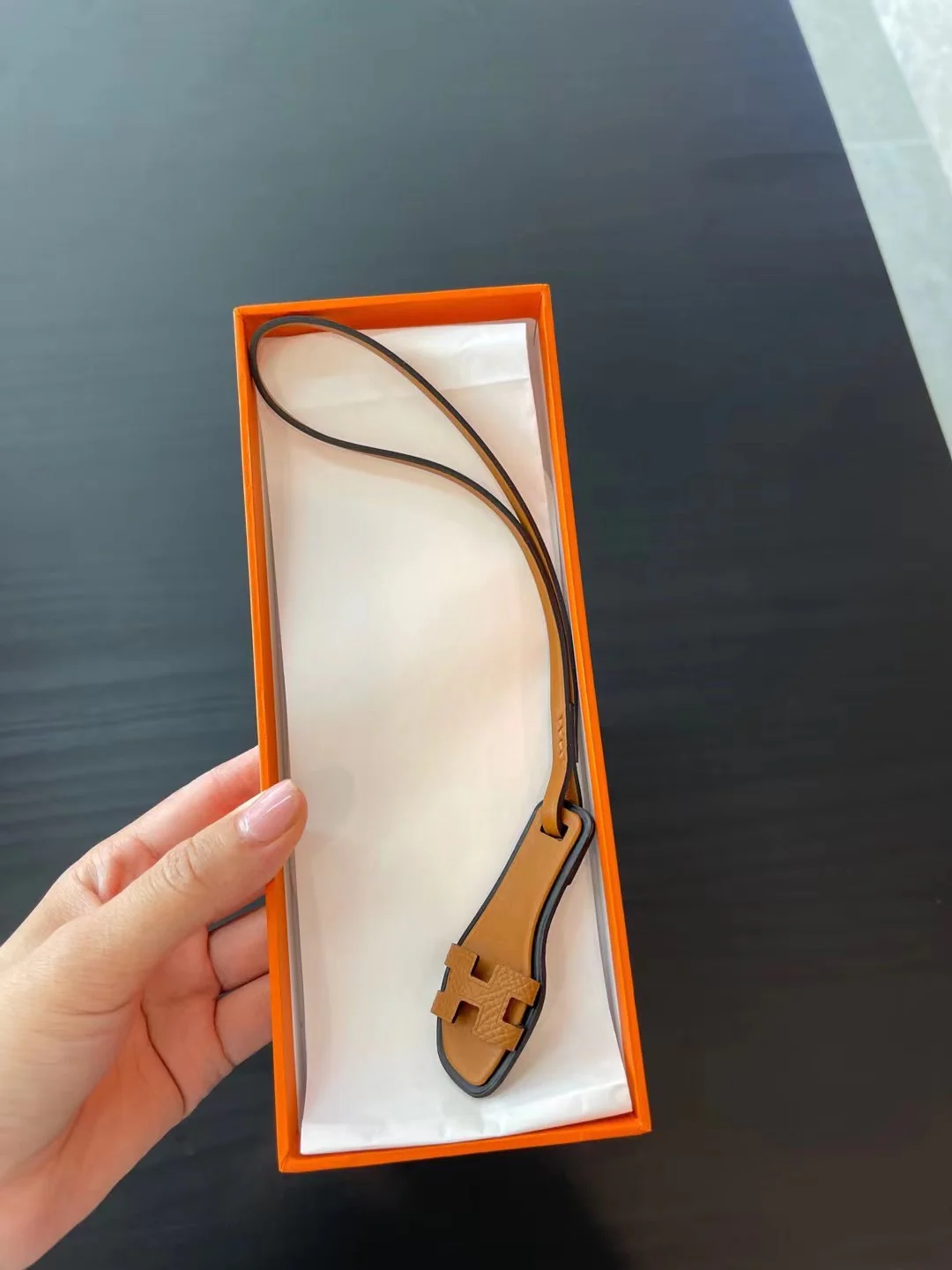 Подвеска в виде туфельки Hermes.