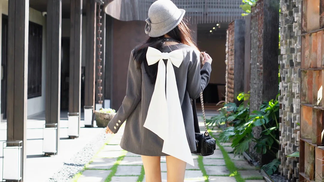 Маленькая многофункциональная сумка для фотоаппарата Chanel из 24-каратного золота — черная.