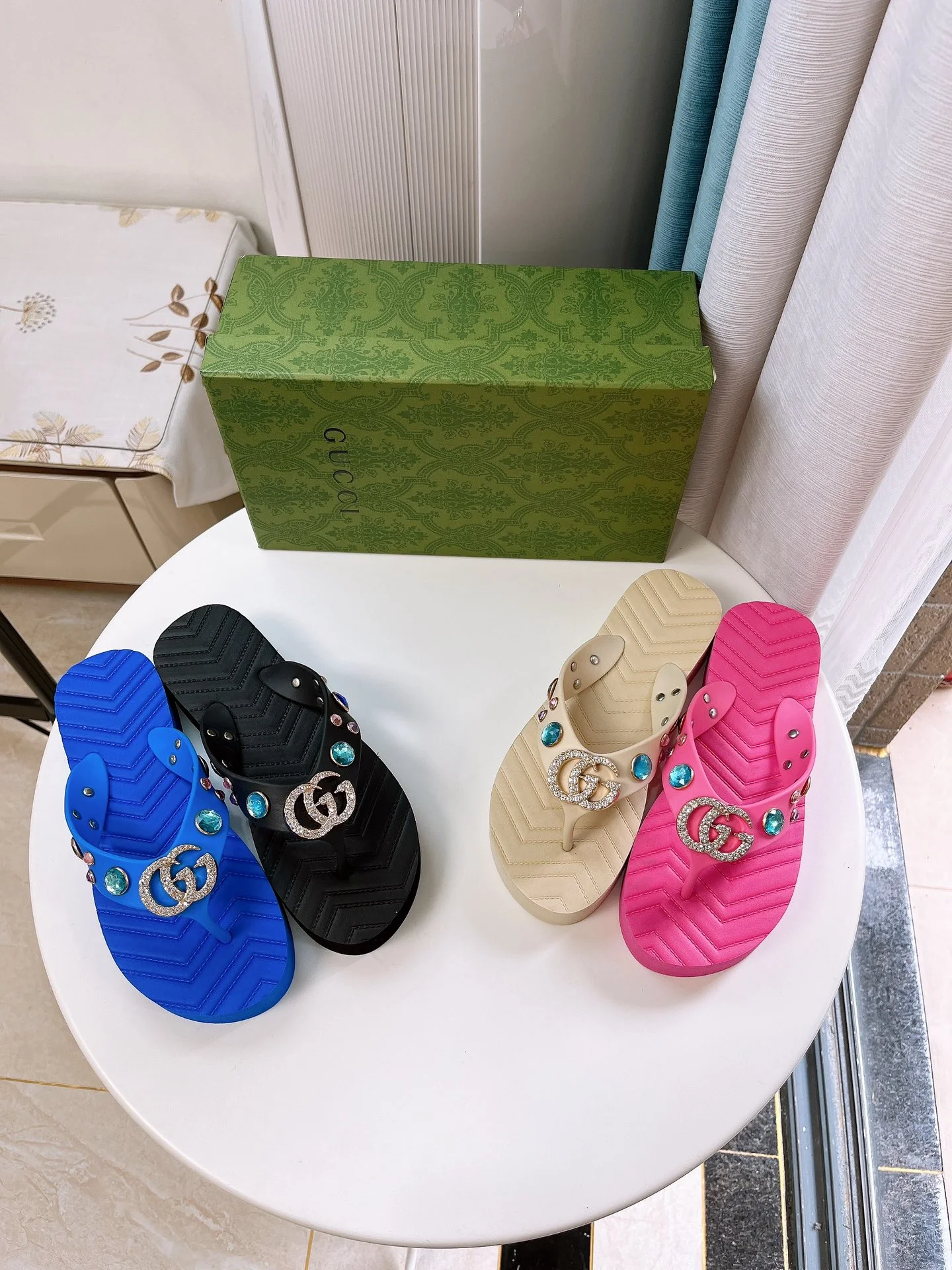 Летняя коллекция Gucci 2022 — Пляжная обувь — Синий