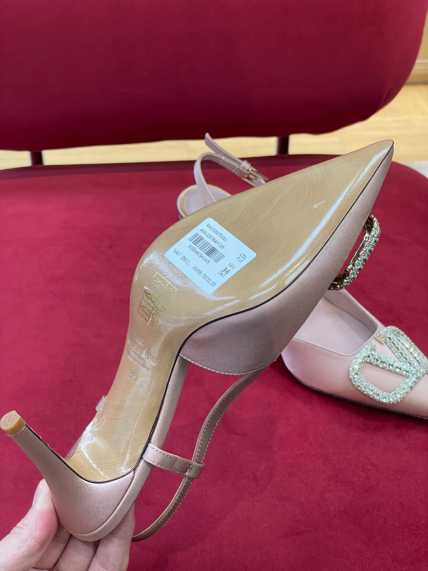 Новинка сезона осень/зима 2022 от Valentino - атласные туфли на каблуке с разрезом и стразами - розовые