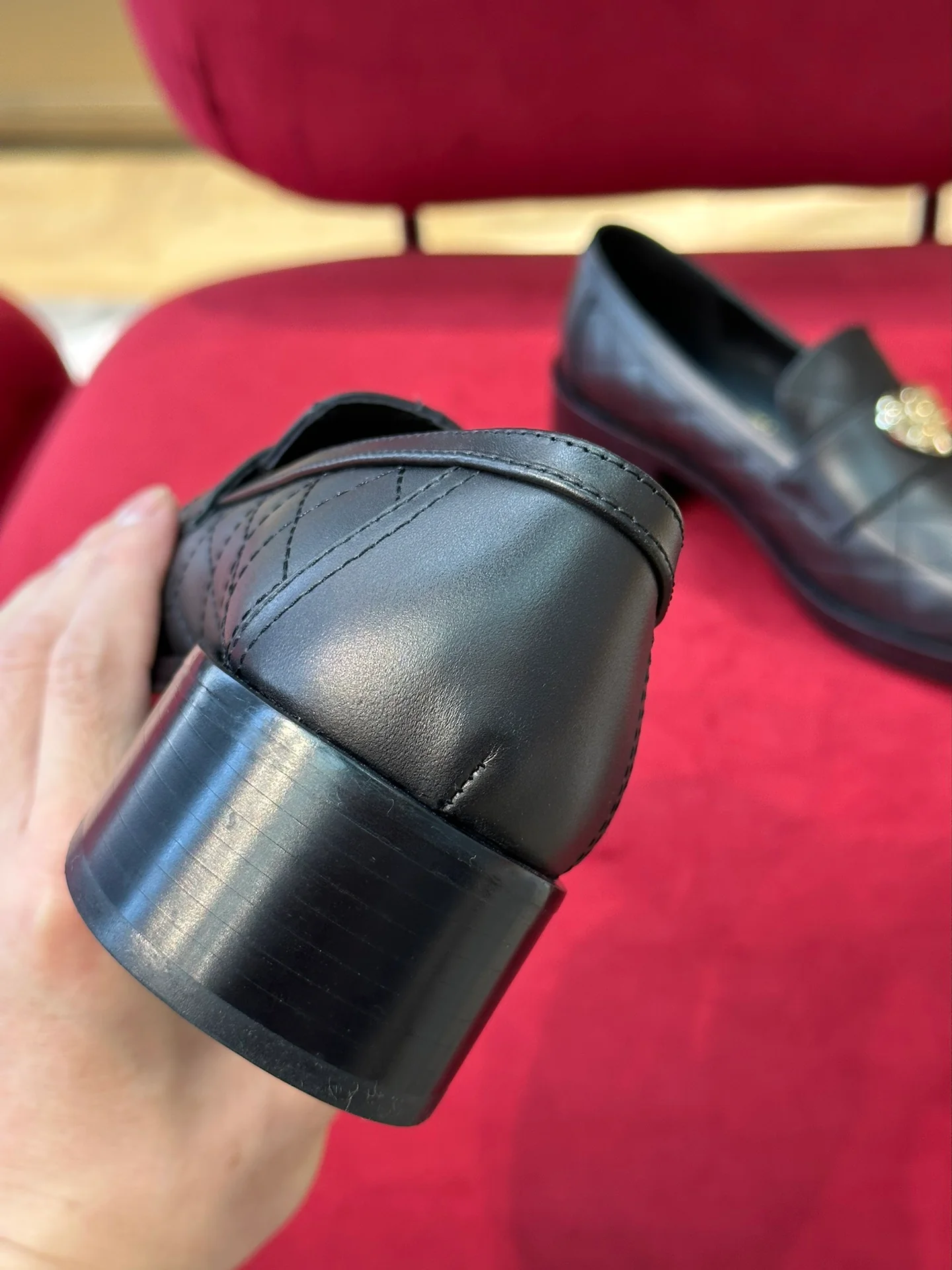 Новинка 2023 года от Chanel - Кожаные лоферы в форме сердца - Черные