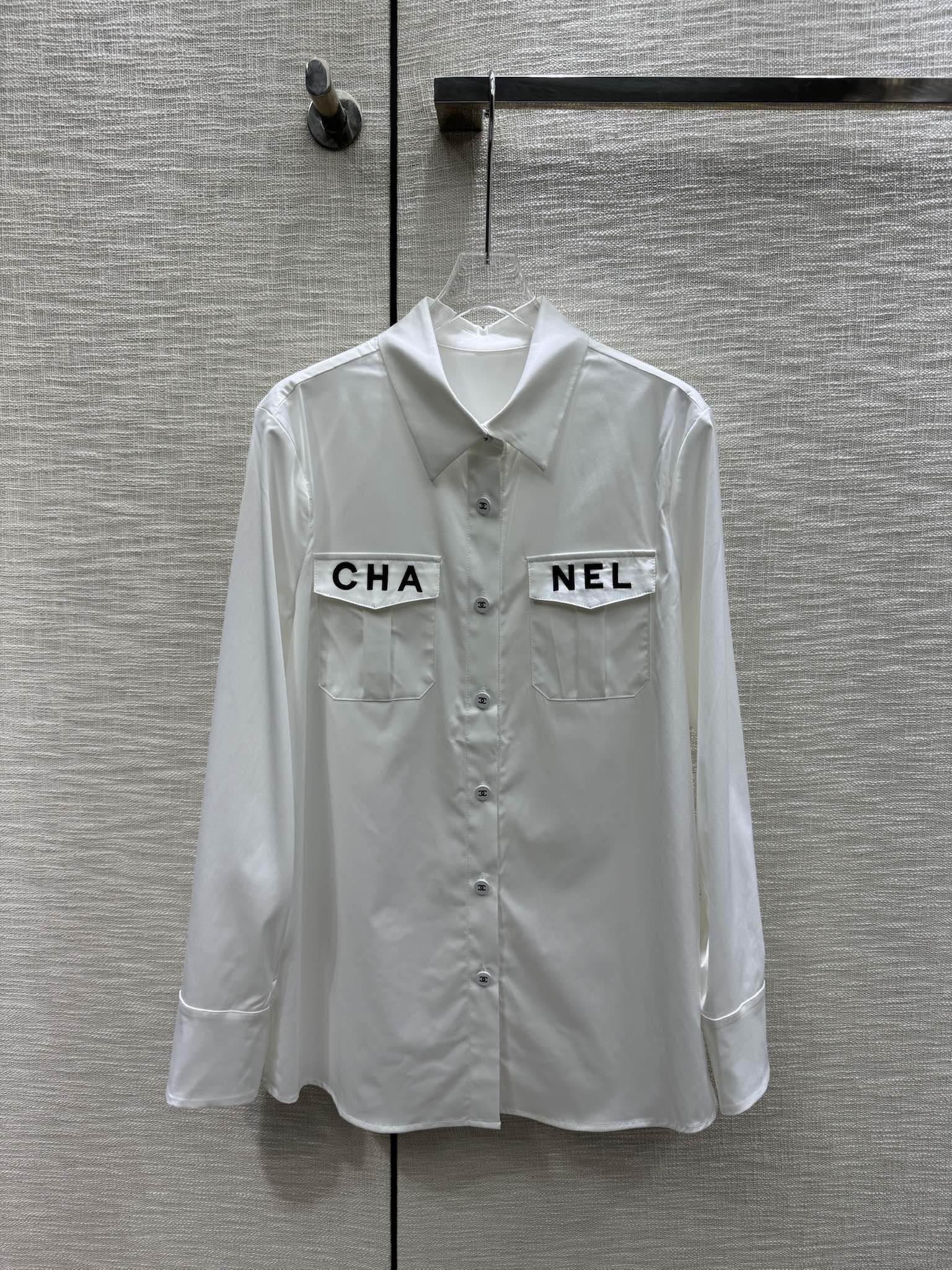 Chanel 2403 - Рубашка с воротником, двумя карманами и вышитым логотипом - Белая