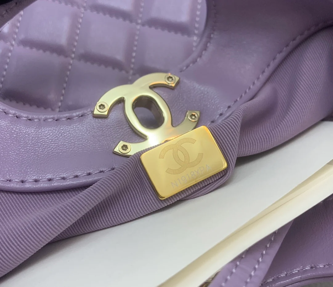 Мини-сумочка Chanel 24c31 из овечьей кожи - фиолетовая