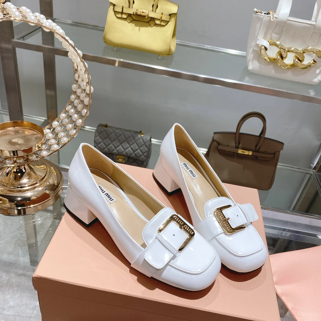 Новинка сезона осень/зима 2022 от Miu Miu - Туфли на низком каблуке с квадратным носком - Белые