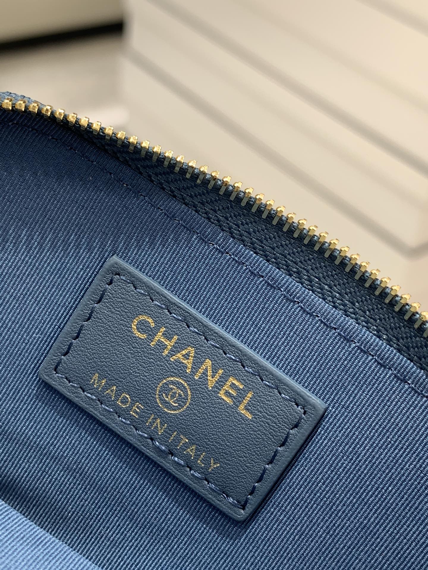 Монетоприемник Chanel 22s с бриллиантовой пряжкой - синий