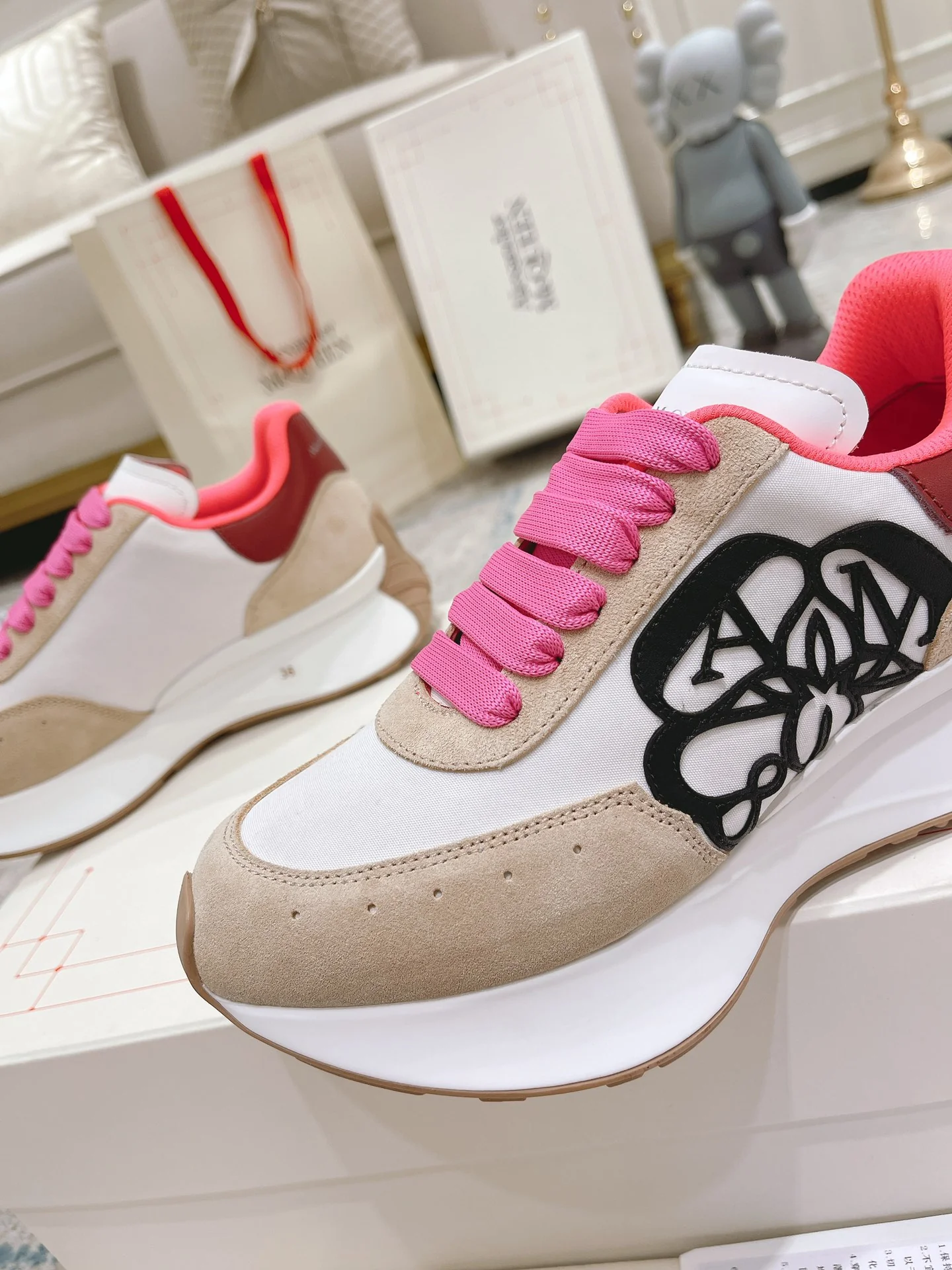 Кроссовки McQueen 2022 года на платформе с буквенным рисунком, белые - унисекс - 1