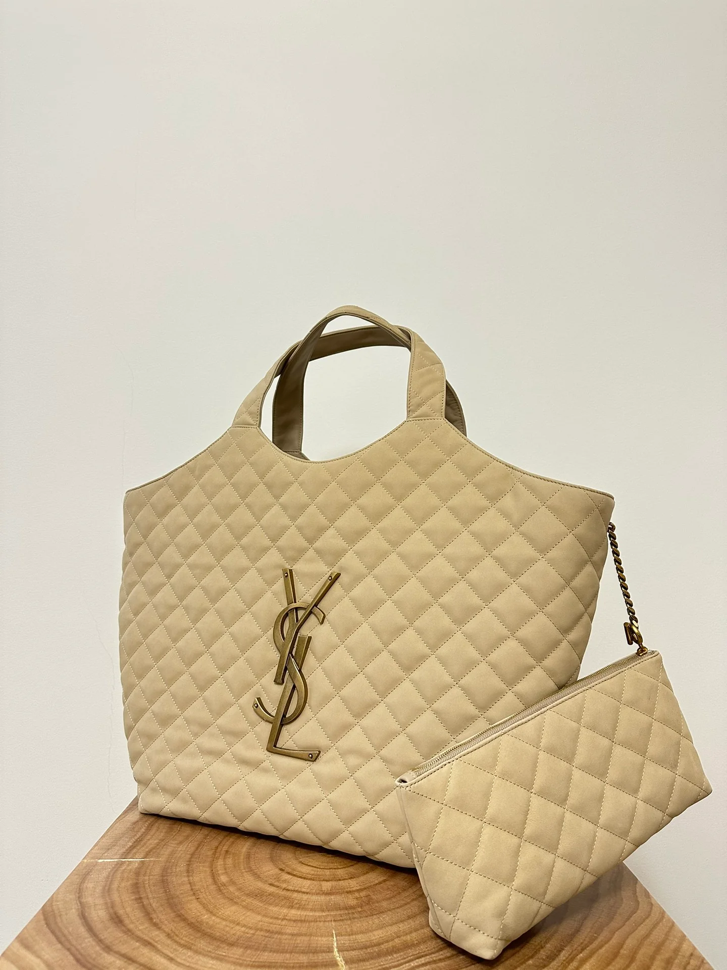 Сумка-тоут YSL-icare - из овечьей кожи - кремово-белого цвета с золотой пряжкой