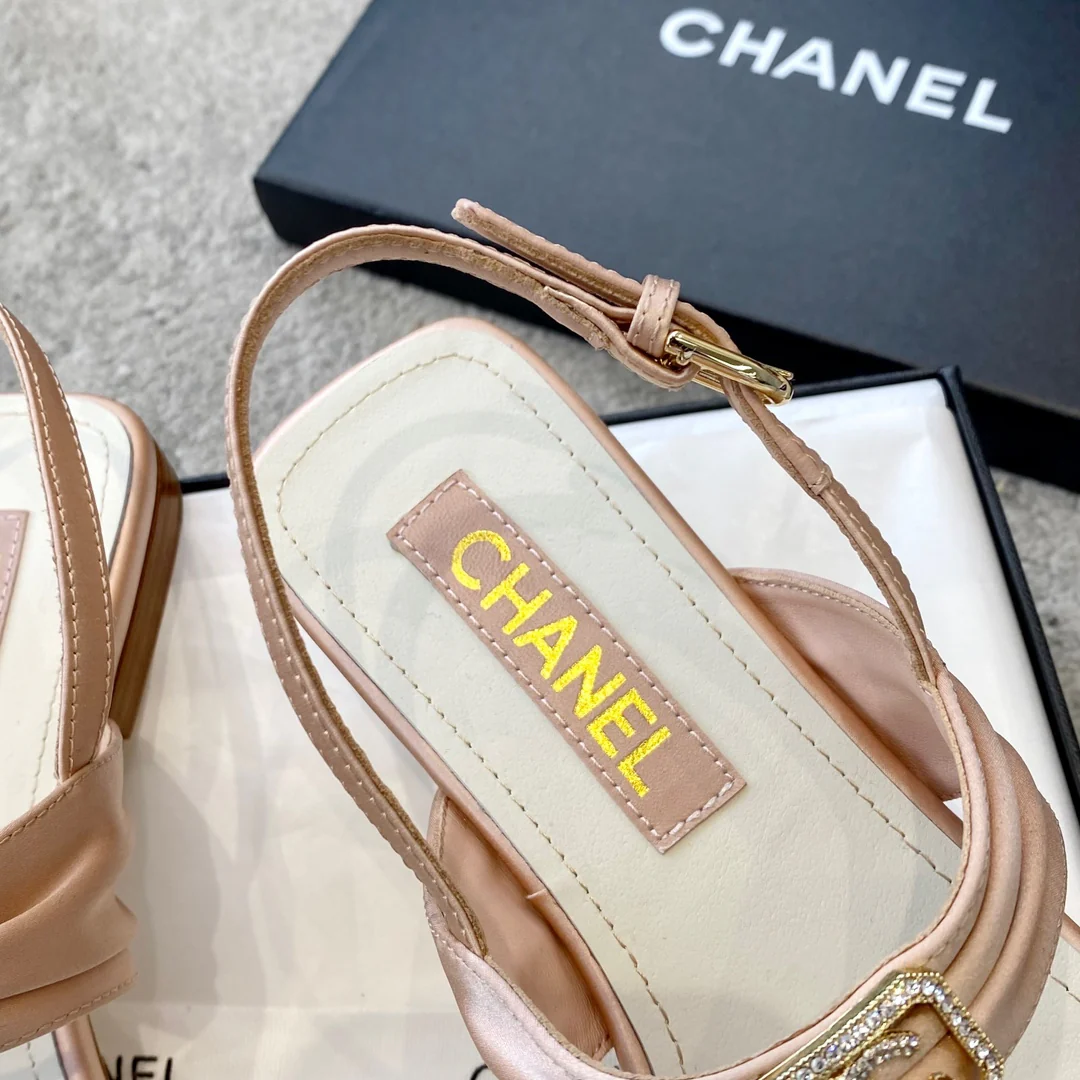 Новинка сезона весна/лето 2023 от Chanel - сандалии с пряжкой C - розовые.